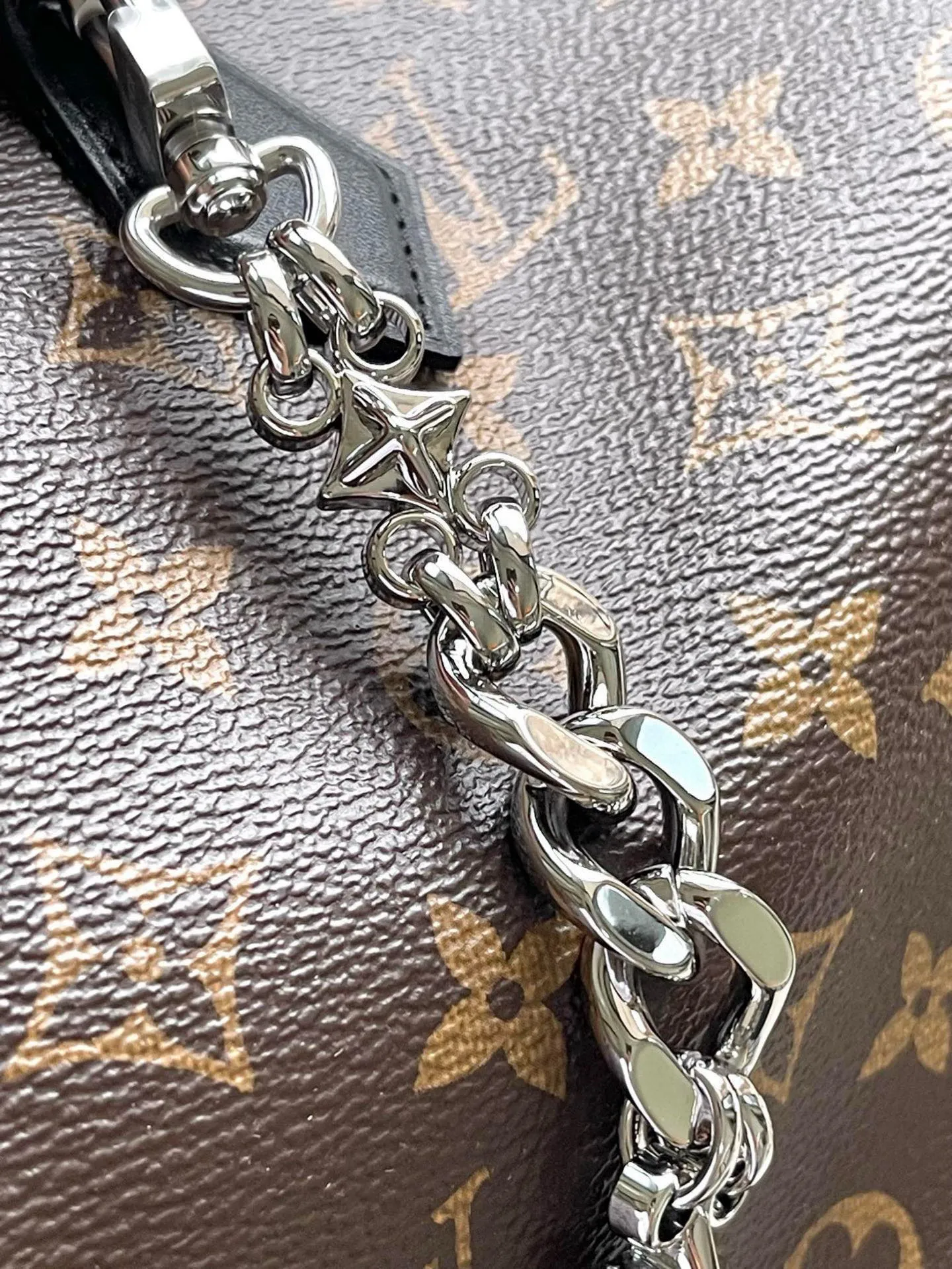 💰1100 Top-quality original M12243 presbyopic black leather Speedy Soft 30 Dark handbag becomes a good travel companion with its eye-catching style. The Monogram coated canvas bag is trimmed with leather and has a Gothic-style chain. Its generous structure has a zipped pocket inside to keep your passport and other important items safe. The nameplate and tassels add to the intricate details, and the Toron handle adds a fresh touch. 21 x 17 x 30 cm (height x width x length)