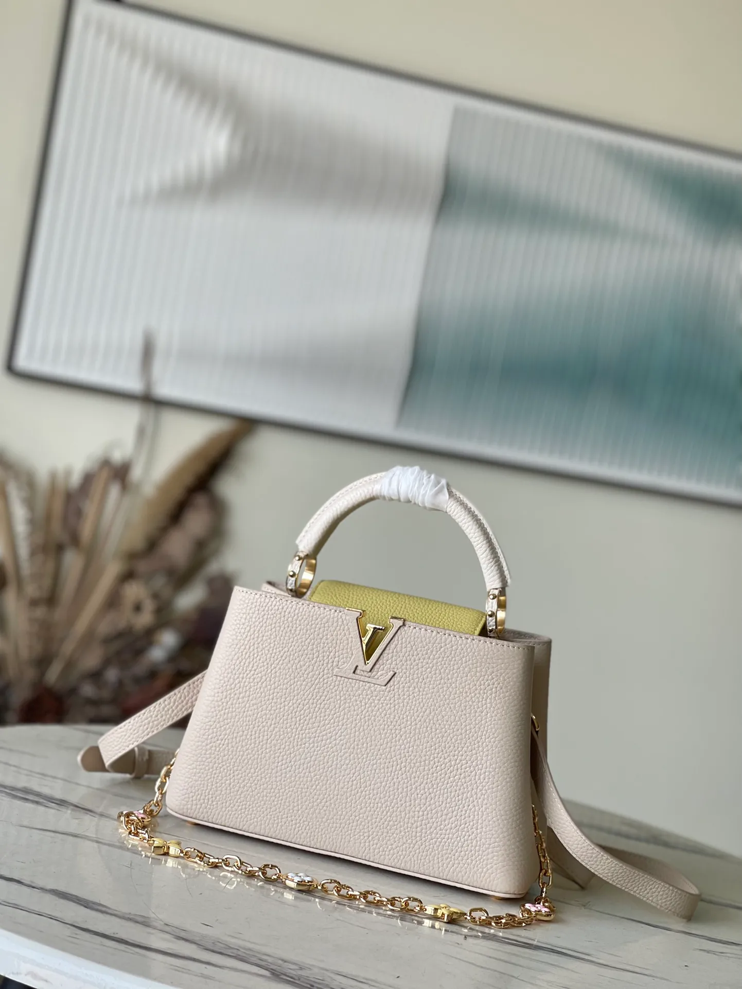 💰2200 (special grade original leather) M20845 yellow color block enamel flower chain. This Capucines handbag is made of Taurillon leather. It vaguely reflects the changes in shades of the same color, making the classic configuration more eye-catching. It is paired with an enamel Monogram flower chain. It can be carried by hand, on the elbow or with a shoulder strap or as a crossbody. Size: 27*18*9cm