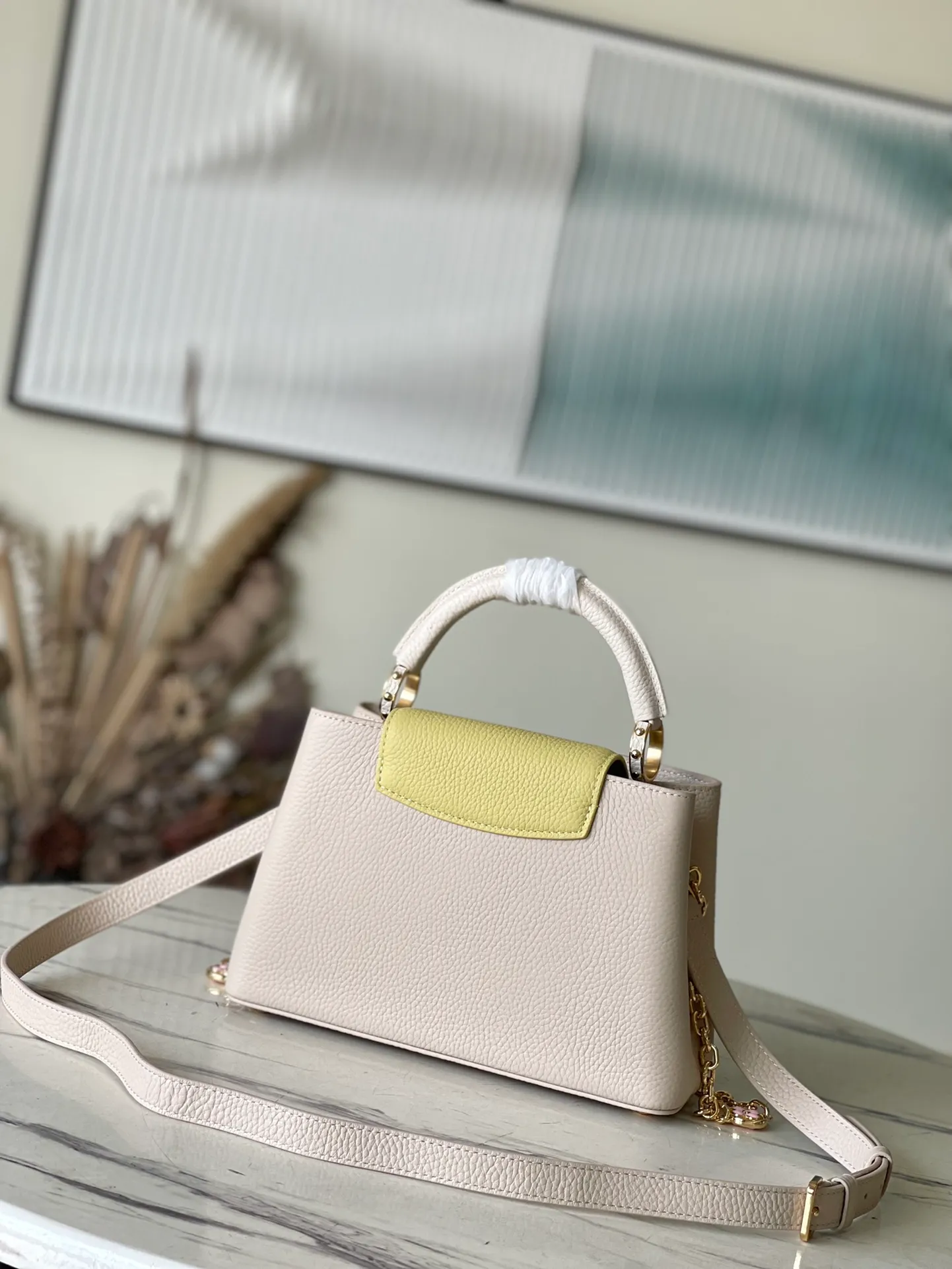 💰2200 (special grade original leather) M20845 yellow color block enamel flower chain. This Capucines handbag is made of Taurillon leather. It vaguely reflects the changes in shades of the same color, making the classic configuration more eye-catching. It is paired with an enamel Monogram flower chain. It can be carried by hand, on the elbow or with a shoulder strap or as a crossbody. Size: 27*18*9cm