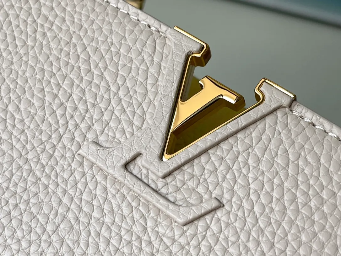💰2200 (special grade original leather) M20845 yellow color block enamel flower chain. This Capucines handbag is made of Taurillon leather. It vaguely reflects the changes in shades of the same color, making the classic configuration more eye-catching. It is paired with an enamel Monogram flower chain. It can be carried by hand, on the elbow or with a shoulder strap or as a crossbody. Size: 27*18*9cm
