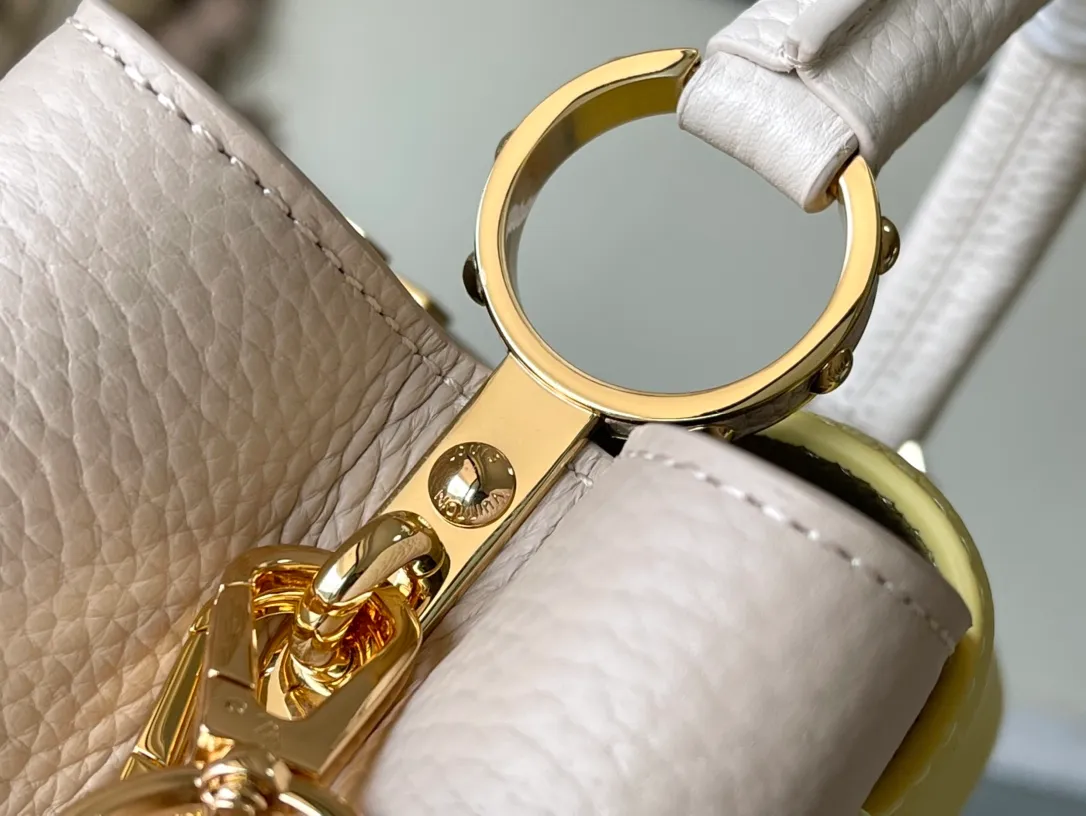 💰2200 (special grade original leather) M20845 yellow color block enamel flower chain. This Capucines handbag is made of Taurillon leather. It vaguely reflects the changes in shades of the same color, making the classic configuration more eye-catching. It is paired with an enamel Monogram flower chain. It can be carried by hand, on the elbow or with a shoulder strap or as a crossbody. Size: 27*18*9cm