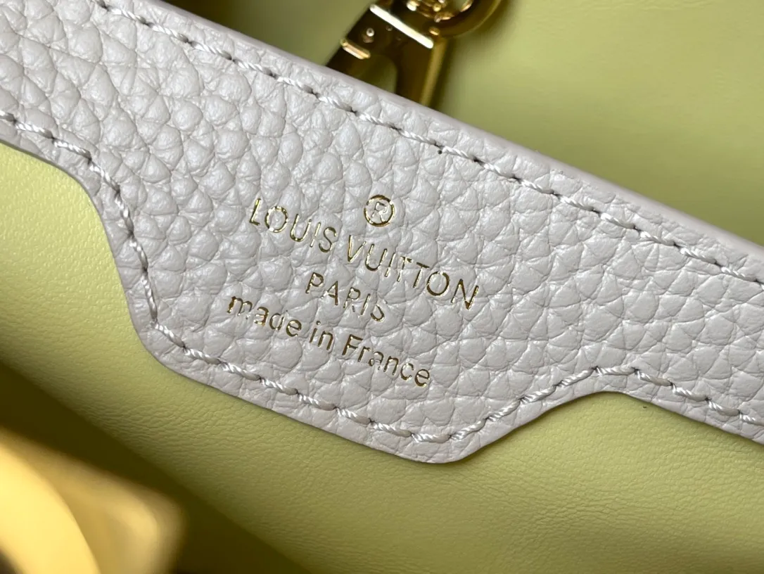 💰2200 (special grade original leather) M20845 yellow color block enamel flower chain. This Capucines handbag is made of Taurillon leather. It vaguely reflects the changes in shades of the same color, making the classic configuration more eye-catching. It is paired with an enamel Monogram flower chain. It can be carried by hand, on the elbow or with a shoulder strap or as a crossbody. Size: 27*18*9cm