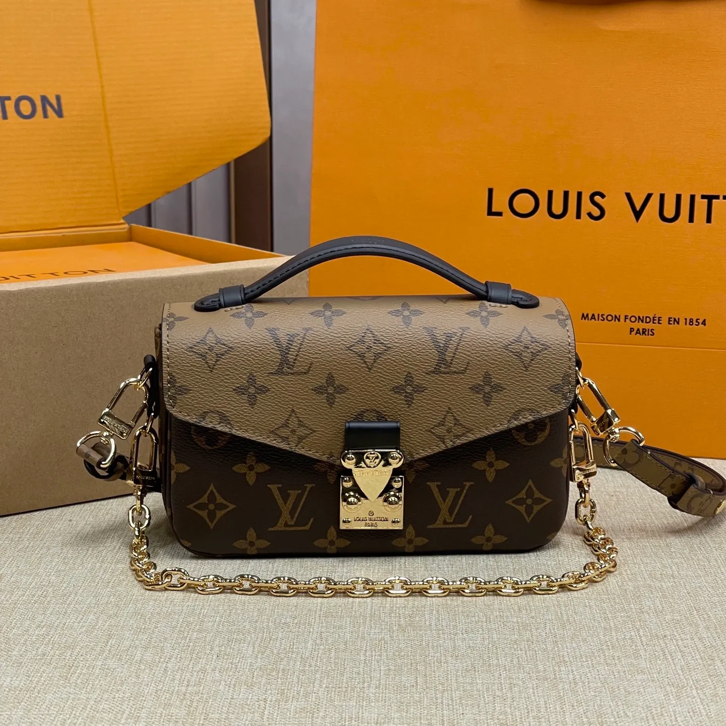 [Upgraded version] P520💰Upgraded version of LV Postman small chain bag🌷With complete packaging M46279 Hot new postman style just released (Postman is a classic LV model, it is really popular with everyone. It has the feeling of a Korean drama heroine on the back in winter, but the large size is really not very friendly to small girls, so the mini version is here!!! Size: 21.5*13.5*6cm size
