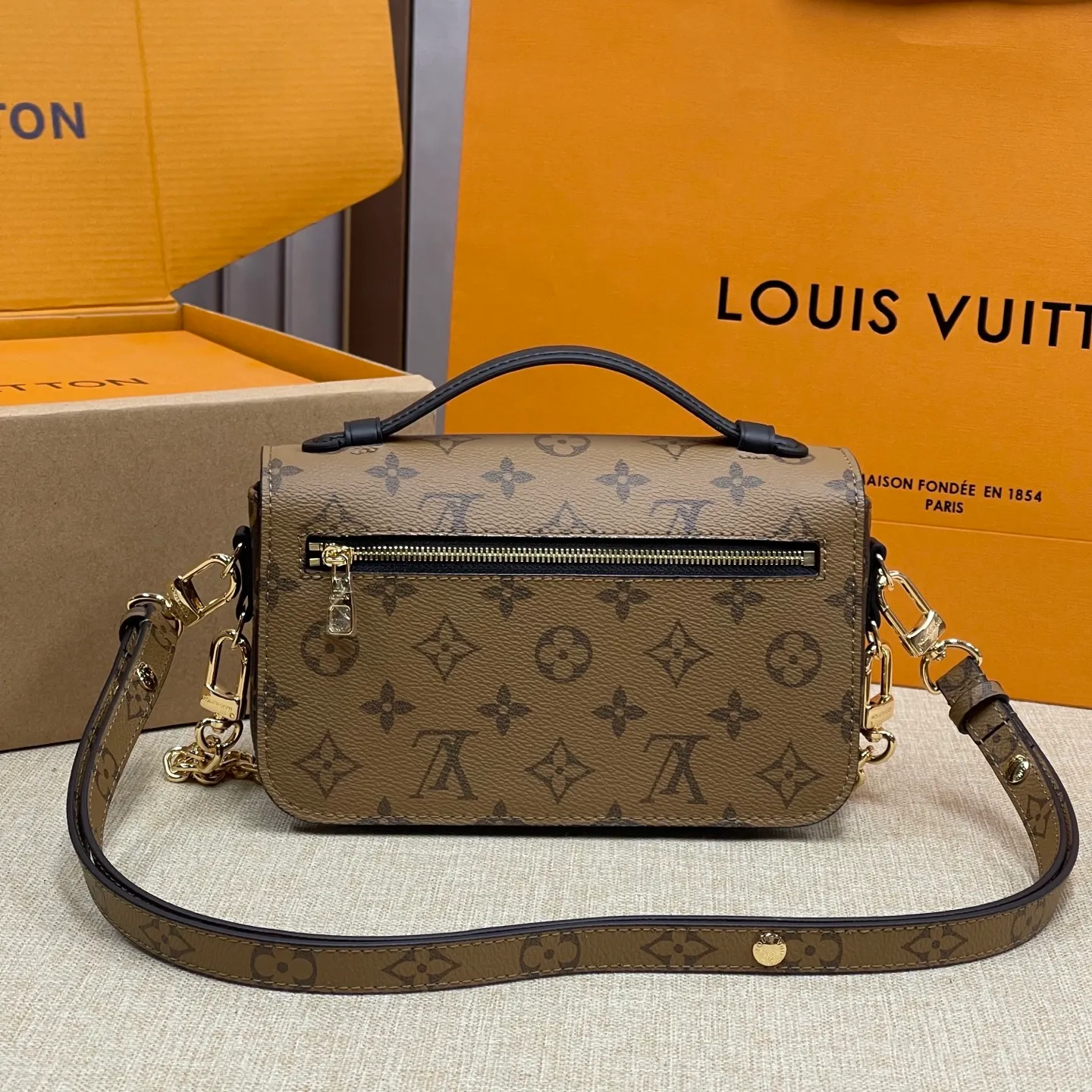 [Upgraded version] P520💰Upgraded version of LV Postman small chain bag🌷With complete packaging M46279 Hot new postman style just released (Postman is a classic LV model, it is really popular with everyone. It has the feeling of a Korean drama heroine on the back in winter, but the large size is really not very friendly to small girls, so the mini version is here!!! Size: 21.5*13.5*6cm size