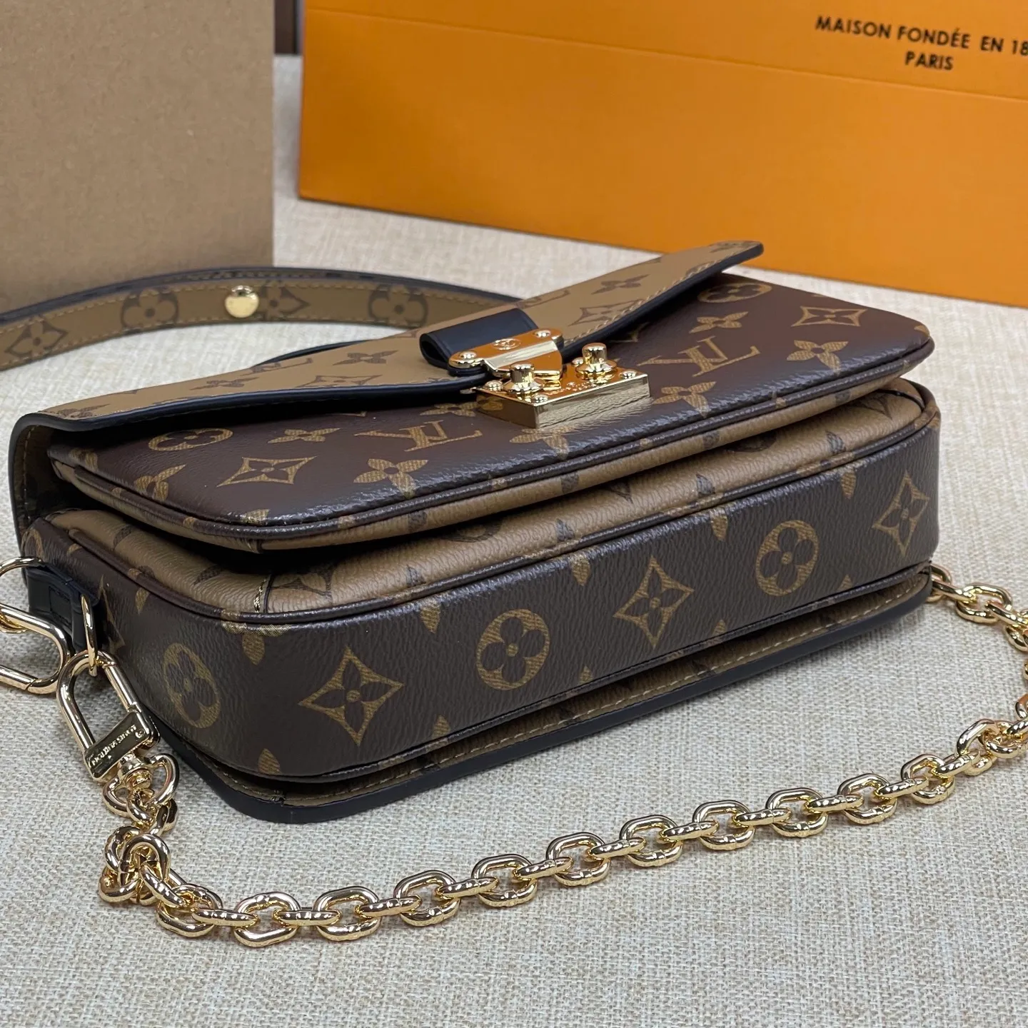 [Upgraded version] P520💰Upgraded version of LV Postman small chain bag🌷With complete packaging M46279 Hot new postman style just released (Postman is a classic LV model, it is really popular with everyone. It has the feeling of a Korean drama heroine on the back in winter, but the large size is really not very friendly to small girls, so the mini version is here!!! Size: 21.5*13.5*6cm size