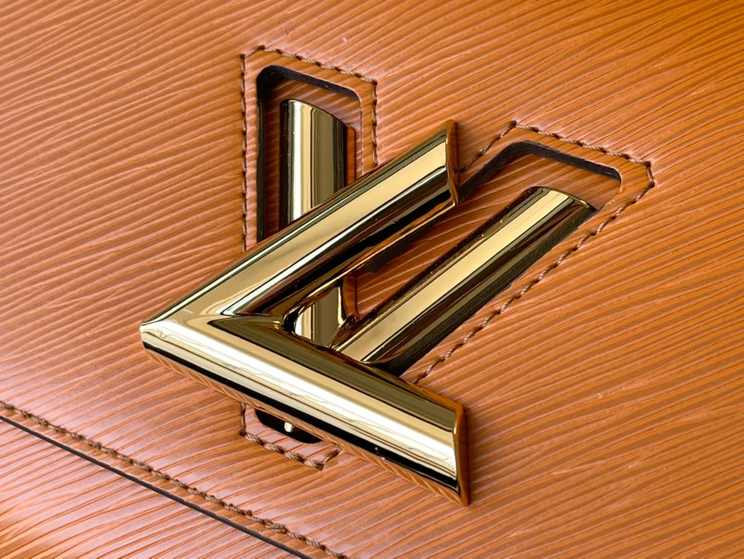 💰1160 (first-grain leather) top original order M21555 caramel color This medium-sized Twist handbag has a new look with a detachable wide jacquard shoulder strap: embroidered logo on one side, blooming Monogram flowers on the other side, with a detachable leather handle, allowing you to switch between handbags, crossbody and elbow. Dimensions: 23 x 17 x 9.5 cm