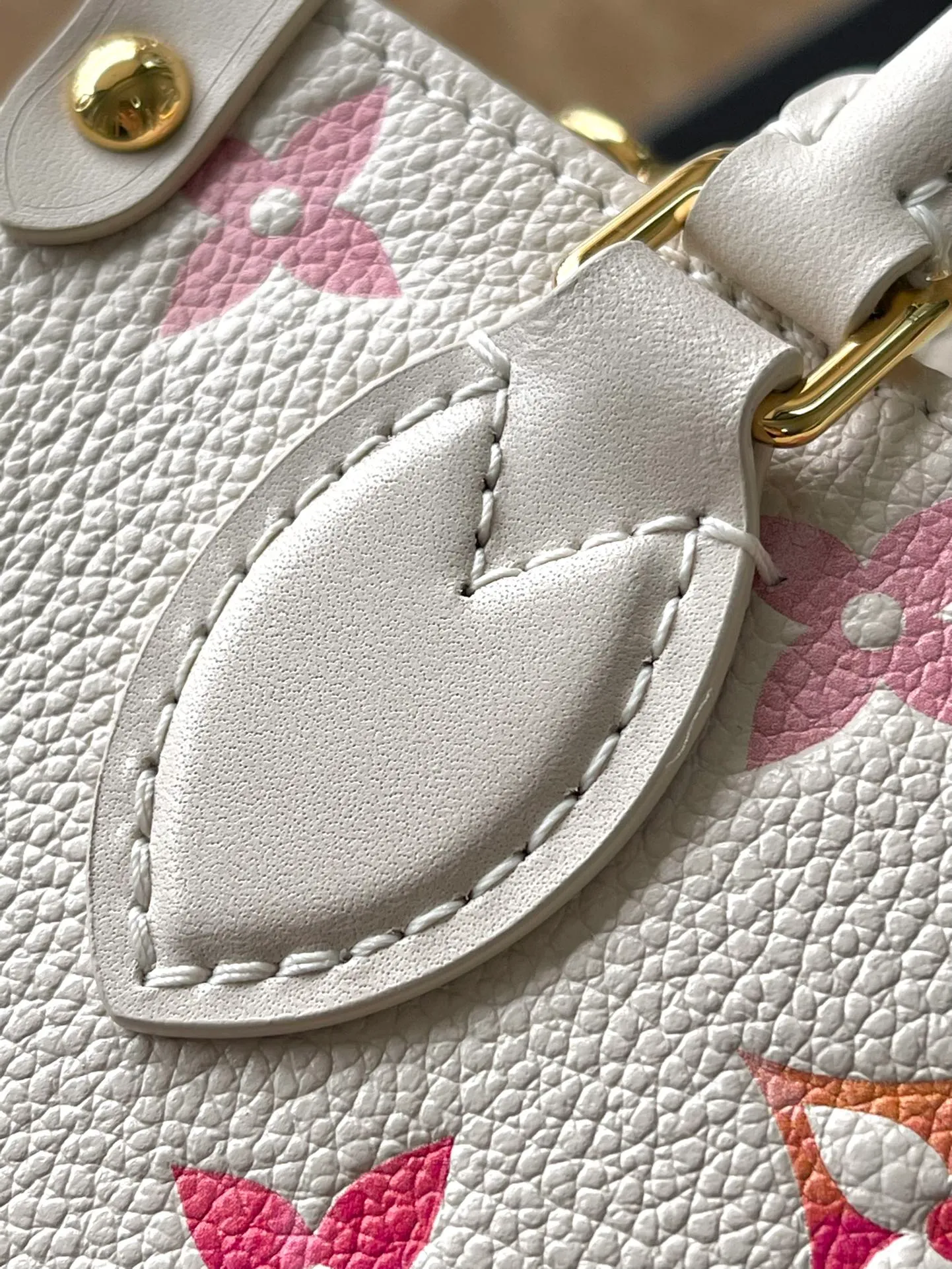 💰940 (top layer leather) top original order M47115. Support counter inspection. The photos taken of duty-free goods are consistent with the product without unpacking. This product is an exclusive duty-free product in the market and is the highest-end product. Inspection is supported. This product has passed strict inspection and is flawless. Please wear gloves when touching the product. This product is not returnable or exchangeable. Please confirm the product first and then remove the label on the handle. This product is temporarily not open to the public, only regular customers, and is in short supply. Dimensions: 18 x 15 x 8.5 cm