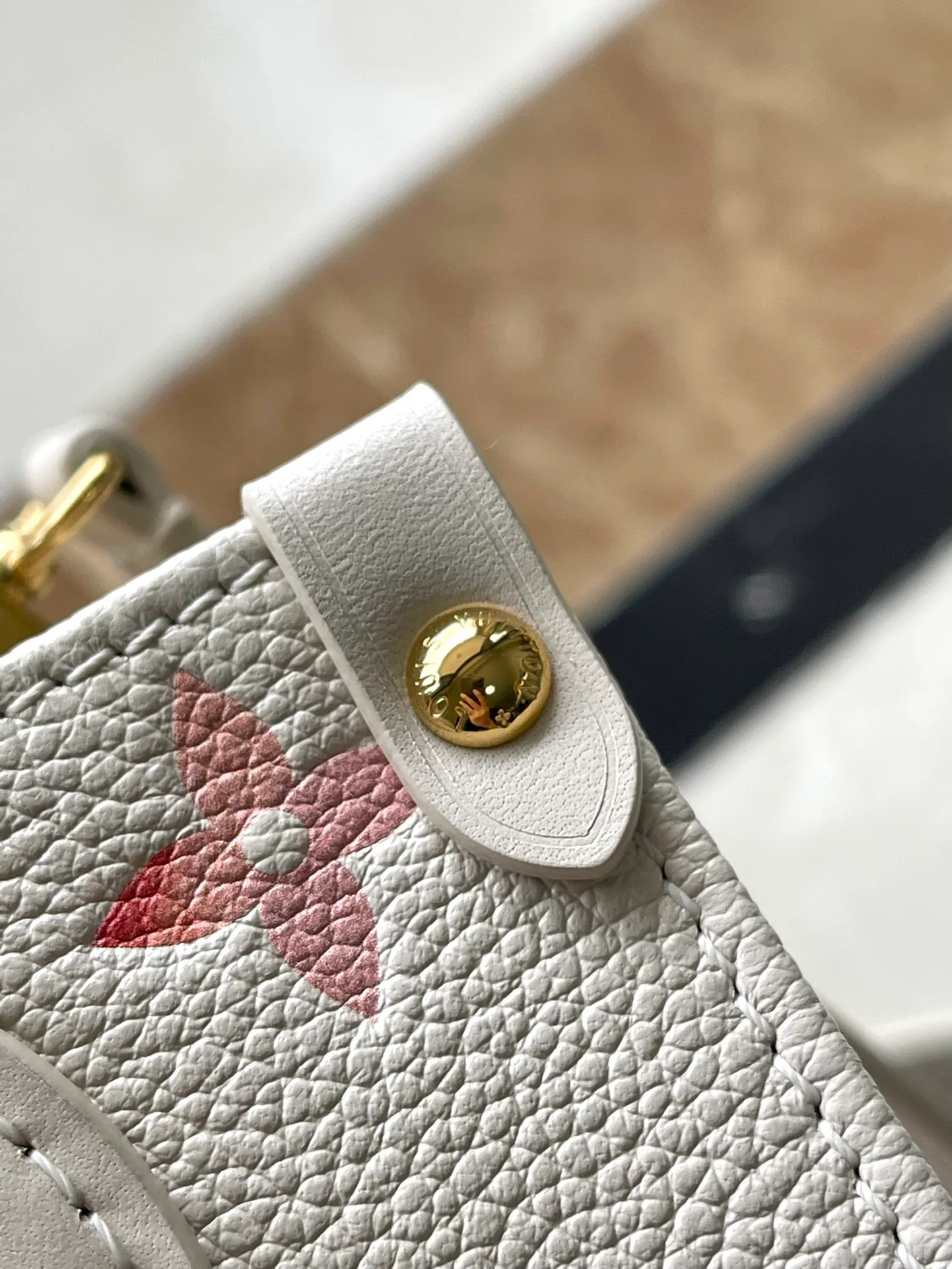💰940 (top layer leather) top original order M47115. Support counter inspection. The photos taken of duty-free goods are consistent with the product without unpacking. This product is an exclusive duty-free product in the market and is the highest-end product. Inspection is supported. This product has passed strict inspection and is flawless. Please wear gloves when touching the product. This product is not returnable or exchangeable. Please confirm the product first and then remove the label on the handle. This product is temporarily not open to the public, only regular customers, and is in short supply. Dimensions: 18 x 15 x 8.5 cm