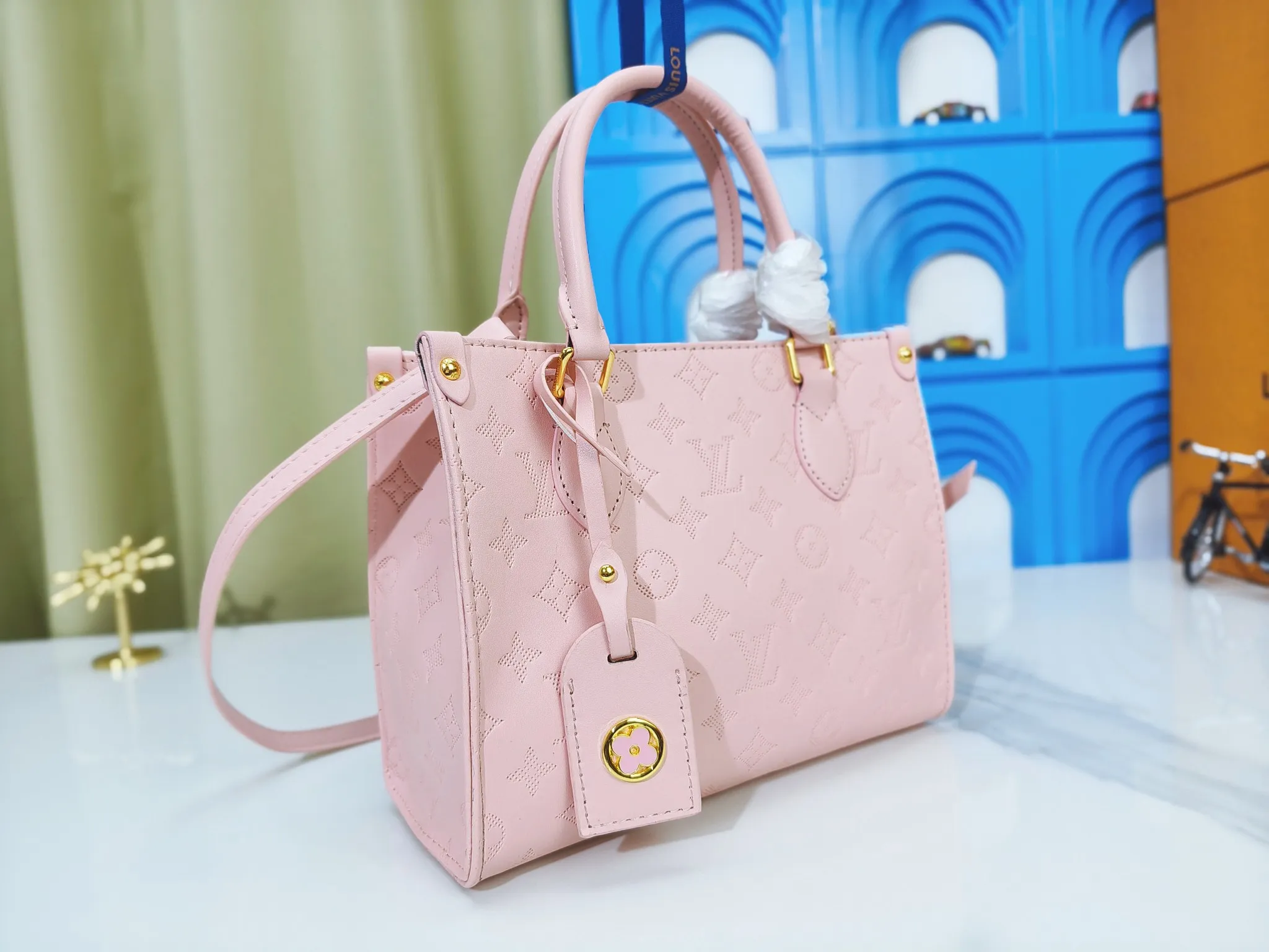 P240💰Upgraded from the original m12465m12775 m45659m45607 mm45595 m46531 m45495 This monogramink series onthego medium handbag has a matte texture of smooth cow leather, and the corner rivets pay tribute to the brand's classic hard box design. The neat interior has a large zipper pocket for storing banknotes and receipts. Dimensions: 25x19x11 cm (length x height x width)