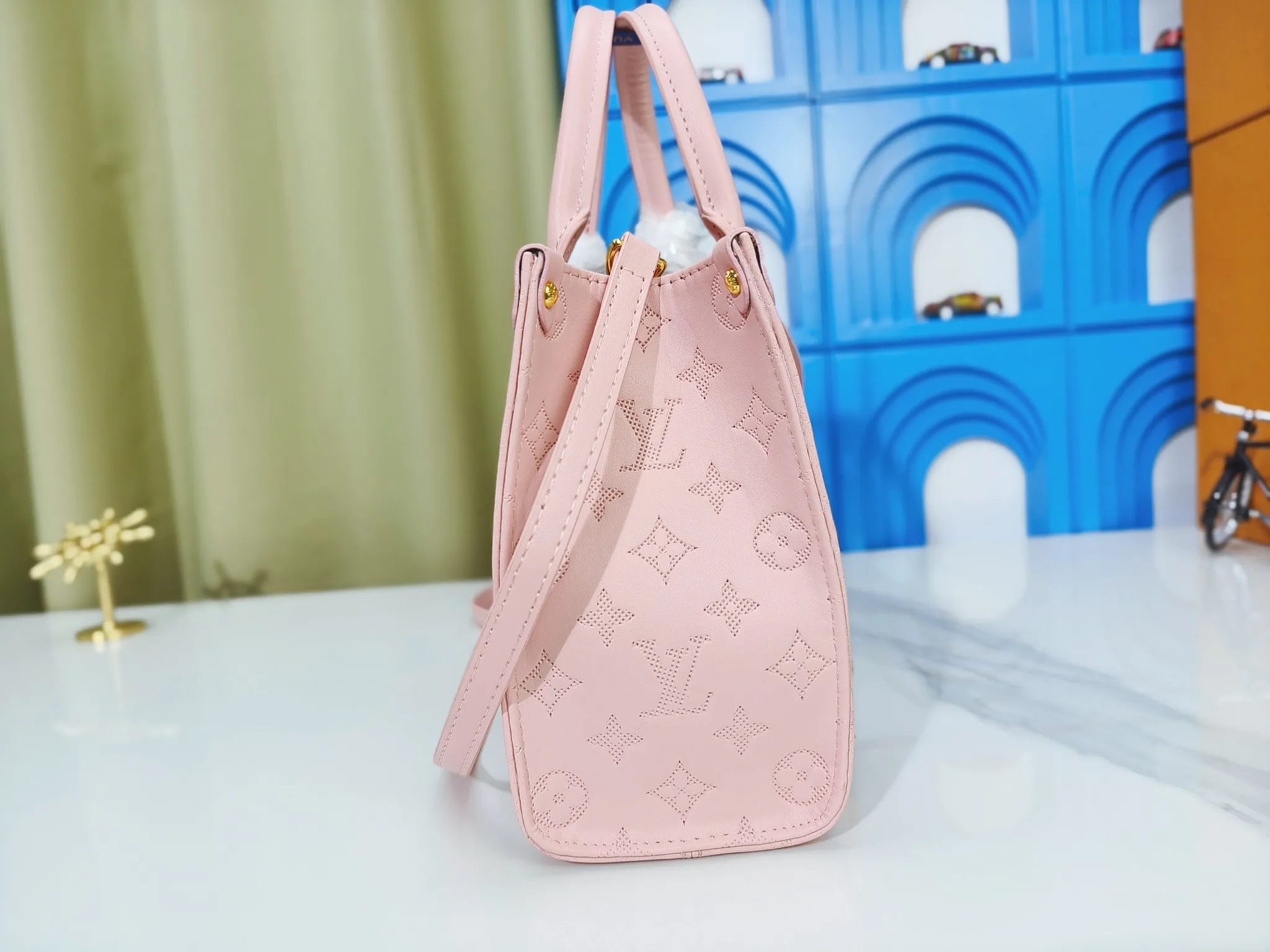 P240💰Upgraded from the original m12465m12775 m45659m45607 mm45595 m46531 m45495 This monogramink series onthego medium handbag has a matte texture of smooth cow leather, and the corner rivets pay tribute to the brand's classic hard box design. The neat interior has a large zipper pocket for storing banknotes and receipts. Dimensions: 25x19x11 cm (length x height x width)