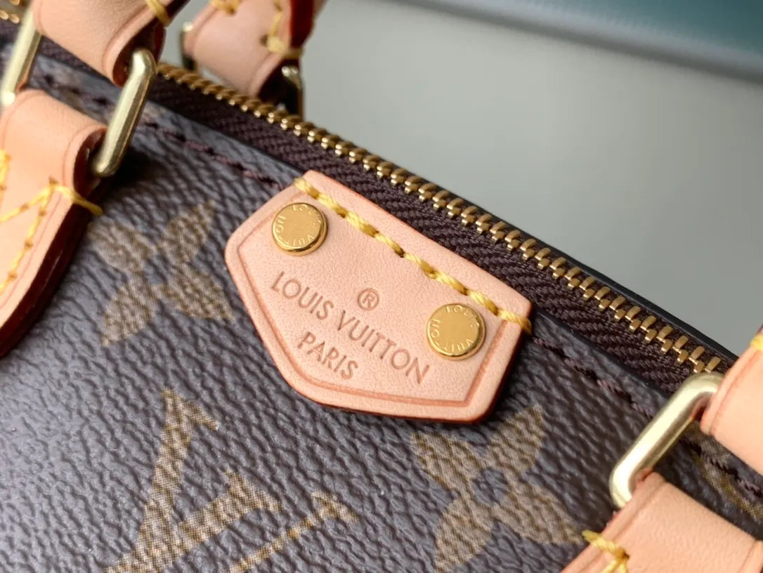 💰660 Top original model M61253 Nano TURENNE with shoulder strap. The multi-functional shoulder strap can be carried by hand, shoulder or cross-body, flexible and convenient. Upgraded pure copper electroplating 24.K hardware, imported tree paste discoloration yellow leather semi-handmade more exquisite, impeccable! Best quality on the market! Dimensions: 17x 6x 11cm