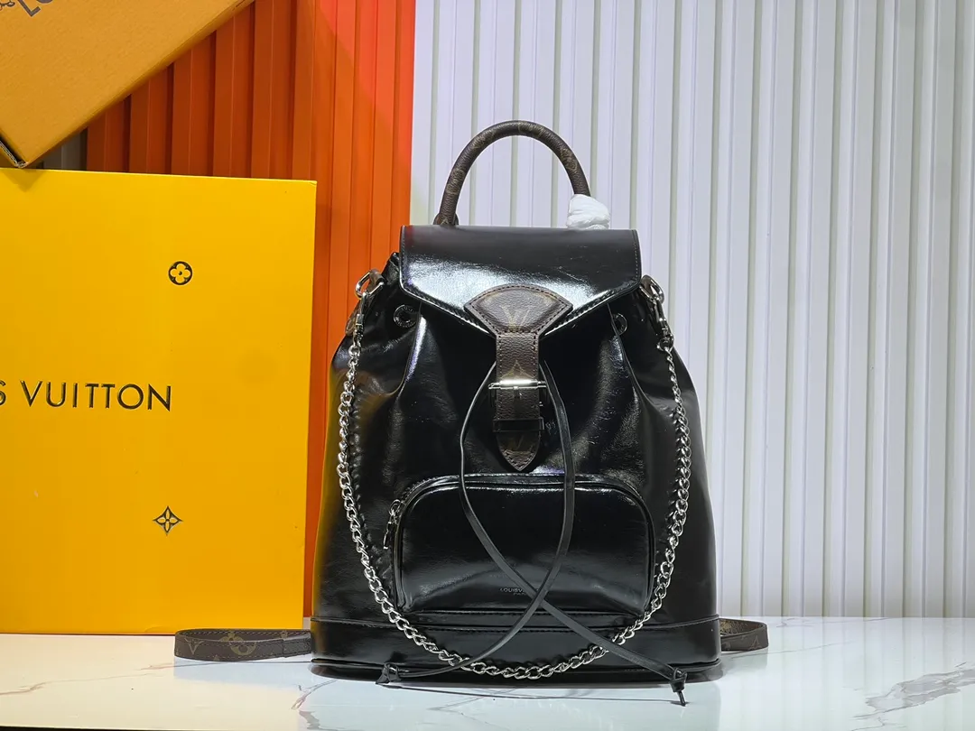 Batch 360💰M12587 M11119 M11118 This Montsouris small backpack is made of shiny sheep leather with Monogram details, which cleverly expresses the identity of the LV Vibe series. The Louis Vuitton archive buckle and leather drawstring enrich the functional design, and the chic metal hardware is the finishing touch. A zippered front pocket keeps small items safe and secure. Dimensions: 28.0 x 30.0 x 18.0 cm (length x height x width)