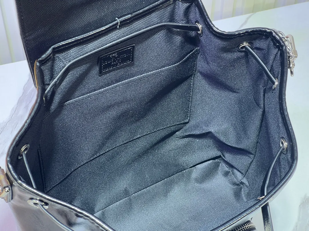 Batch 360💰M12587 M11119 M11118 This Montsouris small backpack is made of shiny sheep leather with Monogram details, which cleverly expresses the identity of the LV Vibe series. The Louis Vuitton archive buckle and leather drawstring enrich the functional design, and the chic metal hardware is the finishing touch. A zippered front pocket keeps small items safe and secure. Dimensions: 28.0 x 30.0 x 18.0 cm (length x height x width)
