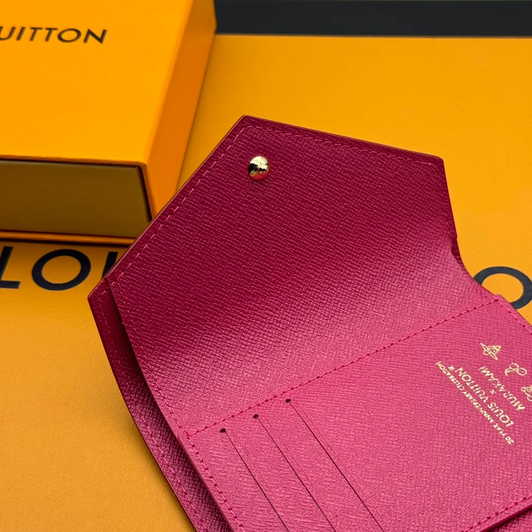 💰110 💎Top quality 🇫🇷This replica Victorine wallet from the Louis Vuitton x Murakami series is small and exquisite. The colorful Monogram pattern reinterprets Louis Vuitton's classic logo with the famous rainbow tones of Japanese artist Takashi Murakami. The wallet is made of coated canvas with fine cowhide lining and silver-tone hardware. It has a zippered coin compartment and multiple interior compartments for banknotes and business cards. Model: M14163 Dimensions: 12 x 9.5 x 2.5 cm (length x height x width)