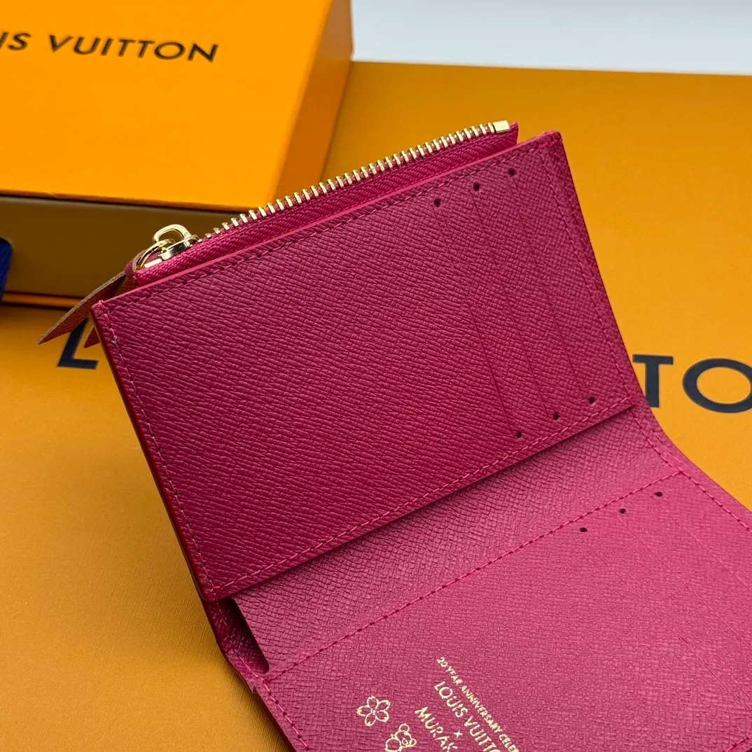 💰110 💎Top quality 🇫🇷This replica Victorine wallet from the Louis Vuitton x Murakami series is small and exquisite. The colorful Monogram pattern reinterprets Louis Vuitton's classic logo with the famous rainbow tones of Japanese artist Takashi Murakami. The wallet is made of coated canvas with fine cowhide lining and silver-tone hardware. It has a zippered coin compartment and multiple interior compartments for banknotes and business cards. Model: M14163 Dimensions: 12 x 9.5 x 2.5 cm (length x height x width)