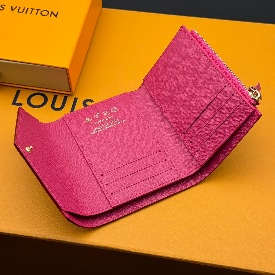 💰110 💎Top quality 🇫🇷This replica Victorine wallet from the Louis Vuitton x Murakami series is small and exquisite. The colorful Monogram pattern reinterprets Louis Vuitton's classic logo with the famous rainbow tones of Japanese artist Takashi Murakami. The wallet is made of coated canvas with fine cowhide lining and silver-tone hardware. It has a zippered coin compartment and multiple interior compartments for banknotes and business cards. Model: M14163 Dimensions: 12 x 9.5 x 2.5 cm (length x height x width)