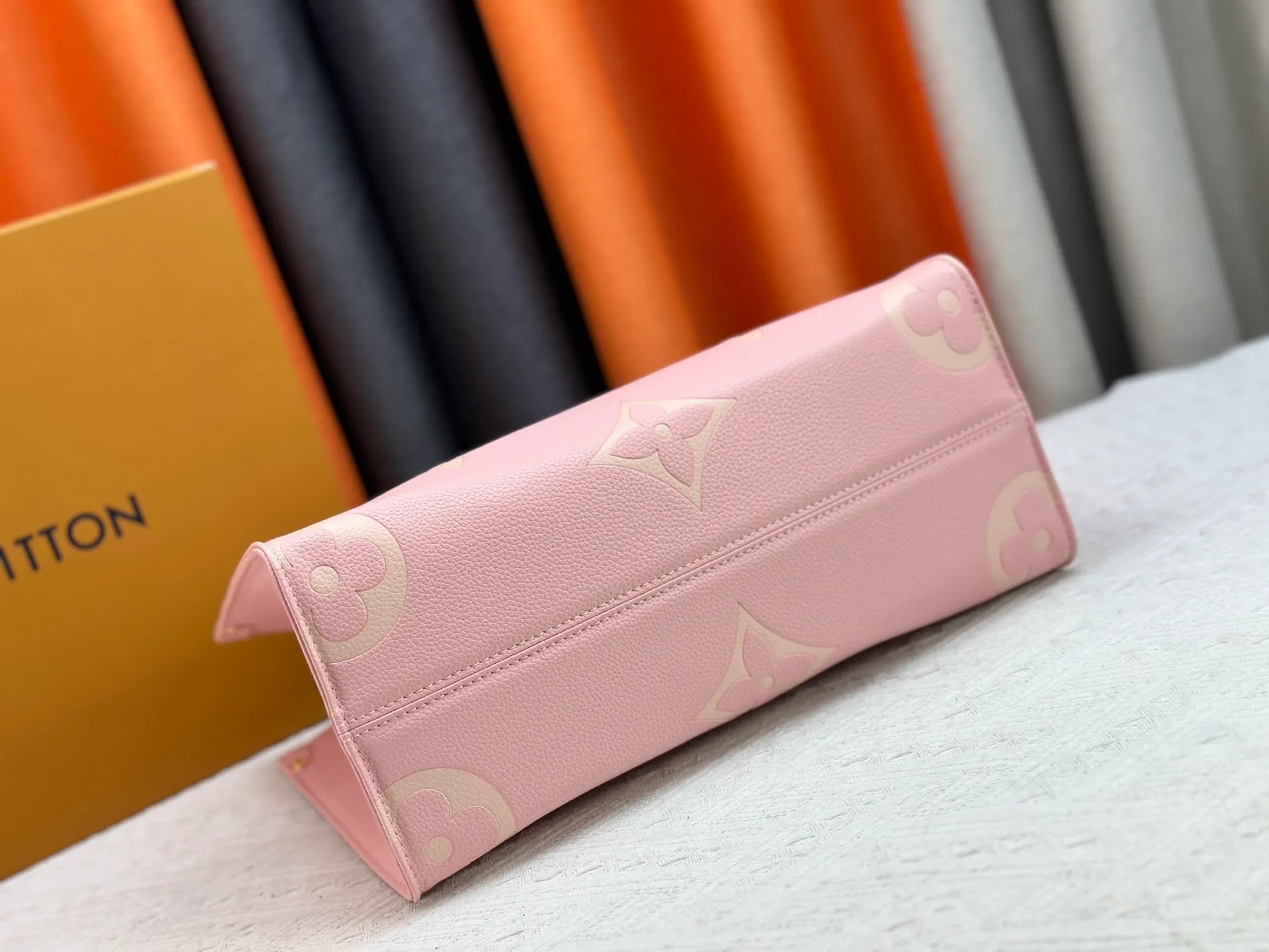P240 Upgraded original version M45321 pink silk screen ONTHEGO medium handbag M45494 apricot print 45495 black print 45496 white print 45982 brown print M44571 Monogram pattern is printed and dyed first and then embossed, which is softer than grained cowhide. Its ample interior can accommodate laptops and other office supplies. The long and short handles are convenient for carrying in the hand or on the shoulder. Size: 34x26x13cm