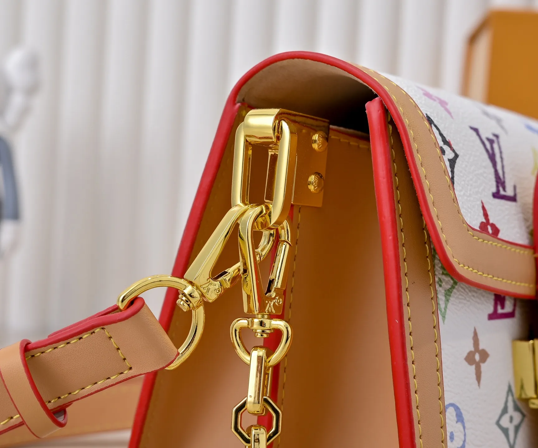 Batch 380💰Murakami Takashi White Tricolor Daphne Upgraded Version💥Louis Vuitton 22025 Early Spring Messenger Bag M43599/44391/44580 color matching latest version shipped Métis The compact shape of the handbag exudes an elegant atmosphere. Presbyopia and cowhide, made of soft Monogram canvas, compact in size and equipped with multiple practical pockets and compartments. Large size:20x14x10cm