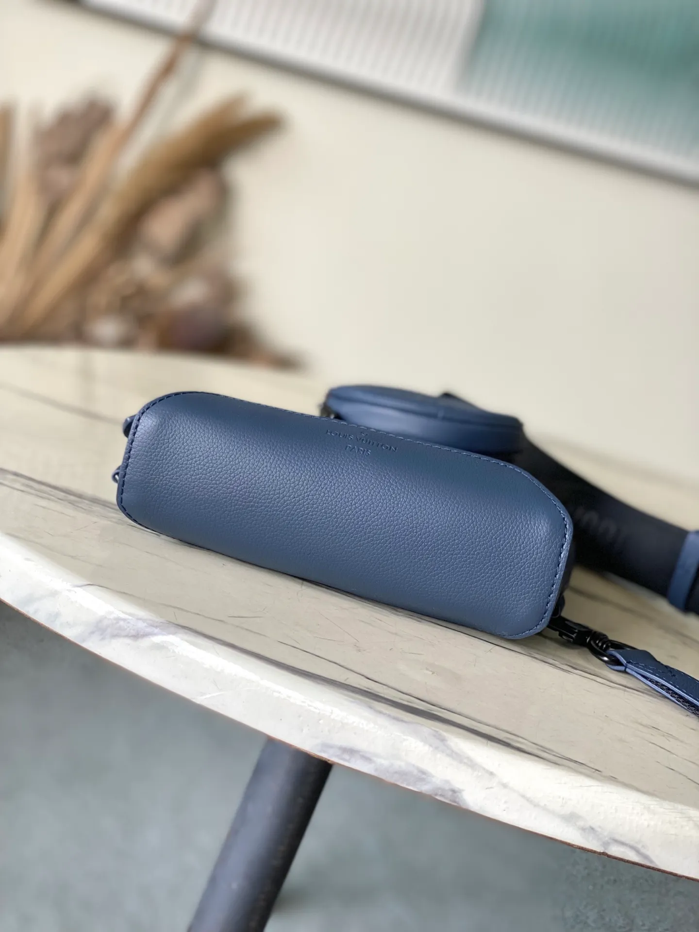 💰1360 (top layer leather) top original M24467 dark blue Monogram Shadow Jm embossed calfskin brings masculine sophistication to the unique Duo Slingbag. The bag's unusual shape and removable round pouch with zipper make it instantly recognizable. It has a zippered pocket on the side. The adjustable shoulder strap can be worn on the right or left side. Dimensions: 20 x 42 x 6 cm