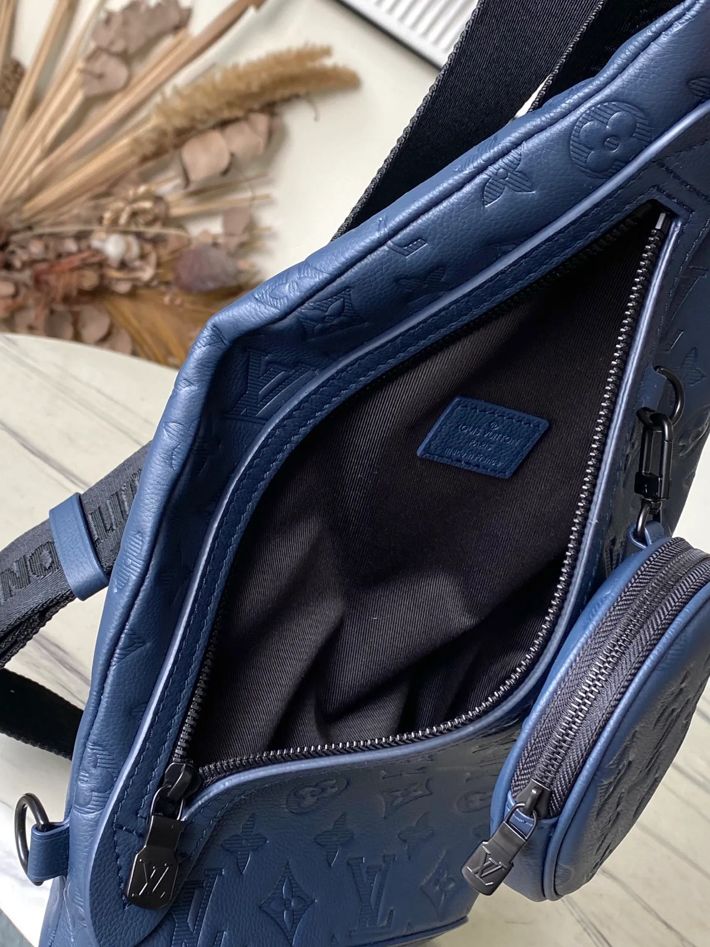 💰1360 (top layer leather) top original M24467 dark blue Monogram Shadow Jm embossed calfskin brings masculine sophistication to the unique Duo Slingbag. The bag's unusual shape and removable round pouch with zipper make it instantly recognizable. It has a zippered pocket on the side. The adjustable shoulder strap can be worn on the right or left side. Dimensions: 20 x 42 x 6 cm