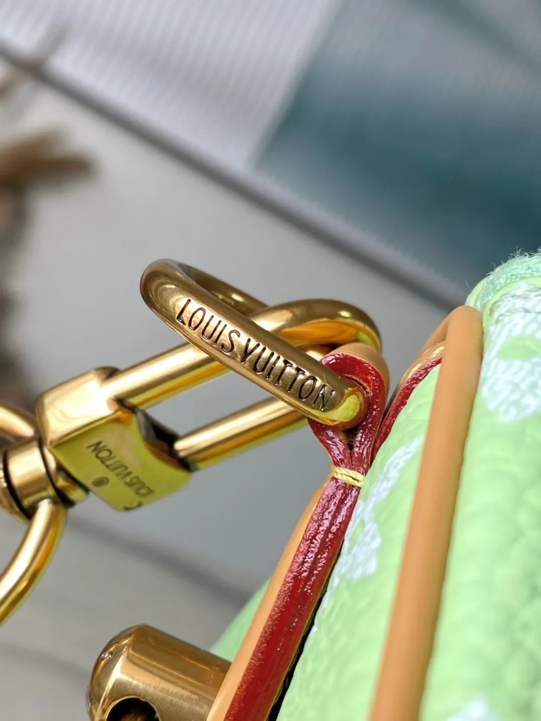 💰1800 (top layer leather) top original order M24435 pink This Speedy Bandoulière 30 Monogram Leather handbag is made of soft cow leather, with the Monogram pattern to reproduce the elegant look and feel of the canvas print. Dazzling metal hardware, sheepskin lining and nameplate all reflect Creative Director Pharrell Williams' relentless attention to detail. 30 x 17 x 21 cm (length x height x width)