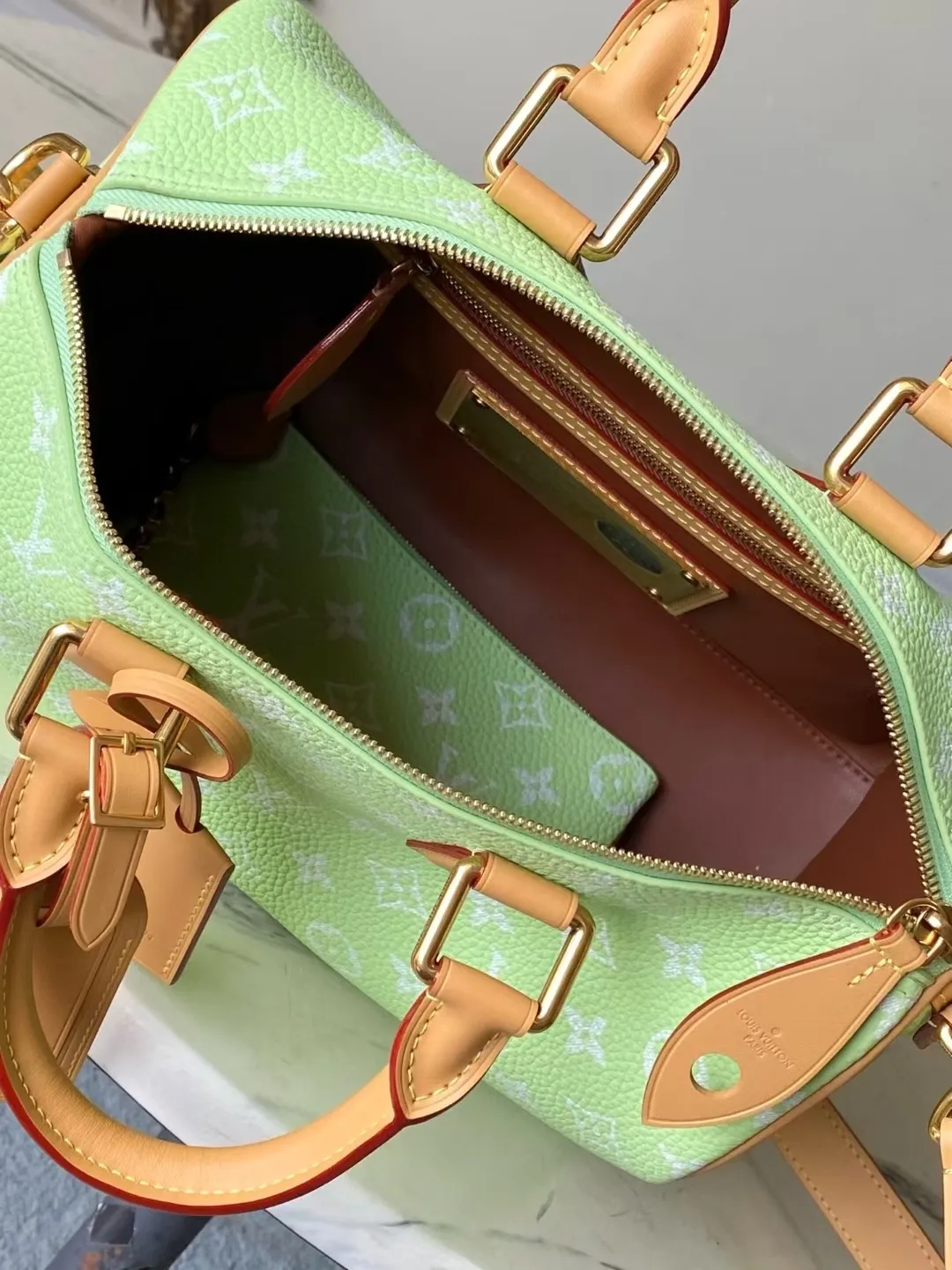 💰1800 (top layer leather) top original order M24435 pink This Speedy Bandoulière 30 Monogram Leather handbag is made of soft cow leather, with the Monogram pattern to reproduce the elegant look and feel of the canvas print. Dazzling metal hardware, sheepskin lining and nameplate all reflect Creative Director Pharrell Williams' relentless attention to detail. 30 x 17 x 21 cm (length x height x width)