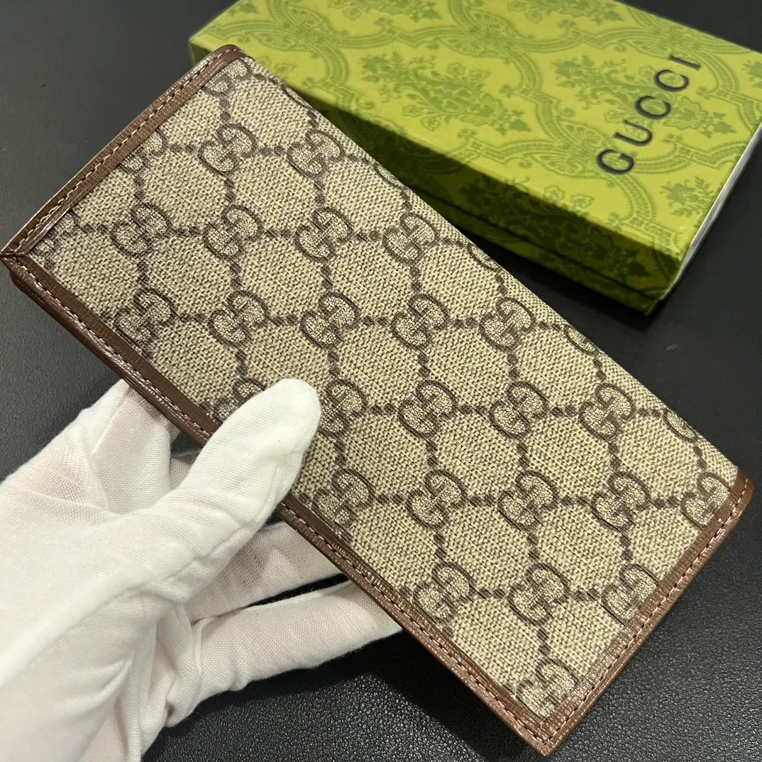 💰140 💎Upgraded from the original version 🇮🇹 The new suit clip is made of GG Supreme canvas material with same-tone leather piping, and can be placed in the chest pocket. GG Supreme canvas, environmentally friendly material. Leather piping. Viscose lining. Oval interlocking G leather plaque. 12 card compartments. 4 bill compartments. Size: 9*17.5cm. Model: 672947.