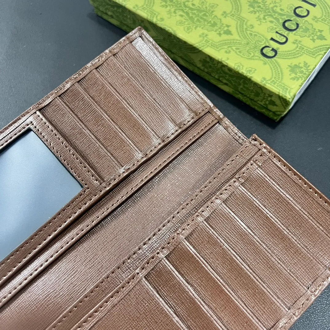 💰140 💎Upgraded from the original version 🇮🇹 The new suit clip is made of GG Supreme canvas material with same-tone leather piping, and can be placed in the chest pocket. GG Supreme canvas, environmentally friendly material. Leather piping. Viscose lining. Oval interlocking G leather plaque. 12 card compartments. 4 bill compartments. Size: 9*17.5cm. Model: 672947.