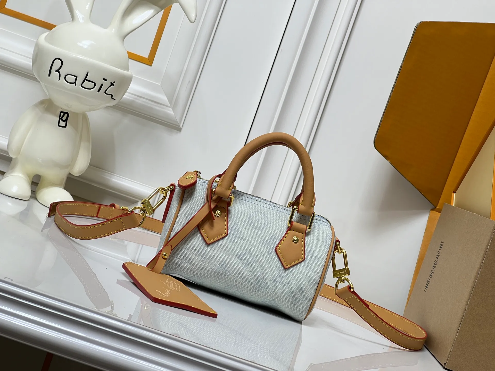 Batch 240💰M28322 Red M28323 M27610 M81085 [Exclusive background shot] This Nano Speedy handbag condenses the configuration of Louis Vuitton's classic Speedy handbag. It is made of Monogram canvas with distressed cow leather details and dazzling metal parts, making it easy to carry with you for daily needs. The handles and removable and adjustable shoulder strap allow for a variety of styling possibilities. 16.0 x 10.0 x 7.5 cm (L x H x W) • Monogram coated canvas • Cow leather trim • Metal hardware • Zipper closure • Space to store daily necessities such as a 6.1-inch smartphone, card holder and lipstick • Shoulder strap: removable, adjustable • Half-length strap: 45.5 cm • Half-length strap adjustable to: 54.0 cm • Handle: Double handle