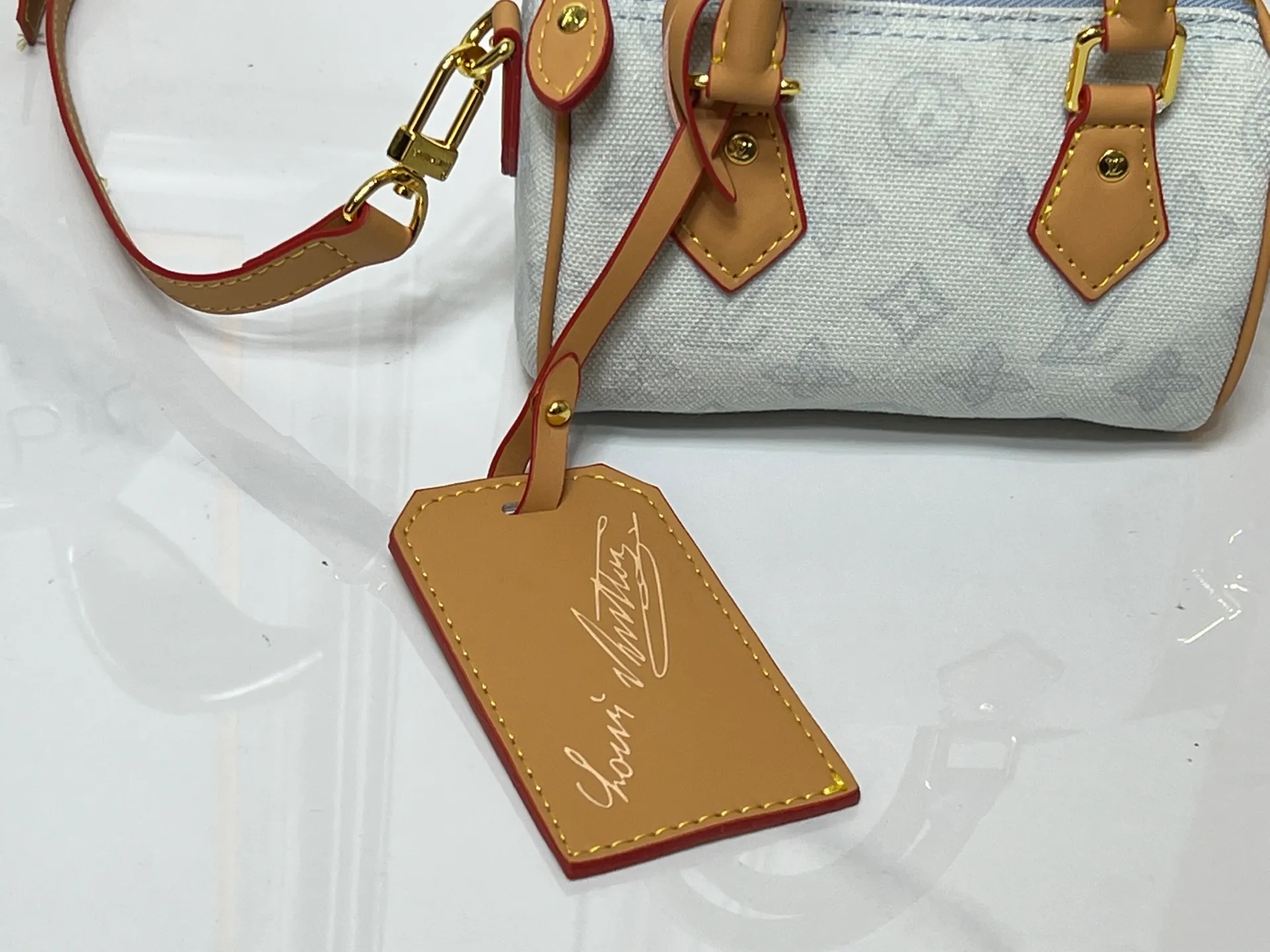 Batch 240💰M28322 Red M28323 M27610 M81085 [Exclusive background shot] This Nano Speedy handbag condenses the configuration of Louis Vuitton's classic Speedy handbag. It is made of Monogram canvas with distressed cow leather details and dazzling metal parts, making it easy to carry with you for daily needs. The handles and removable and adjustable shoulder strap allow for a variety of styling possibilities. 16.0 x 10.0 x 7.5 cm (L x H x W) • Monogram coated canvas • Cow leather trim • Metal hardware • Zipper closure • Space to store daily necessities such as a 6.1-inch smartphone, card holder and lipstick • Shoulder strap: removable, adjustable • Half-length strap: 45.5 cm • Half-length strap adjustable to: 54.0 cm • Handle: Double handle