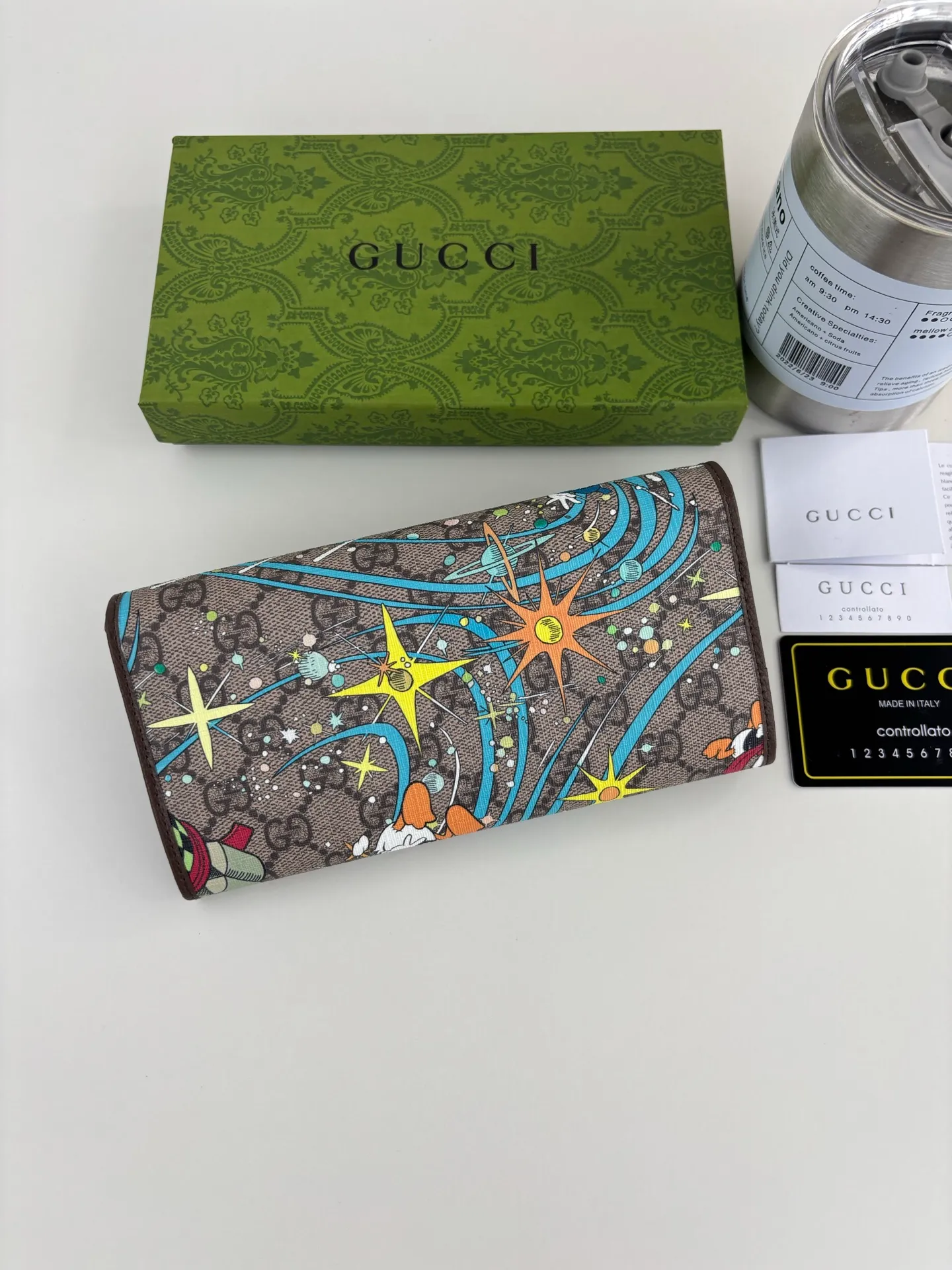 💰170 GUCCl Supreme Wallet The legendary Disney characters continue to inject rich inspiration into the brand's aesthetic concept. The simple and slender wallet features the images of Donald Duck's three little nephews, Huey Dewey and Louie. Style number: 647828 Size: 19cm x 10cm x 3.5cm Color: Brown