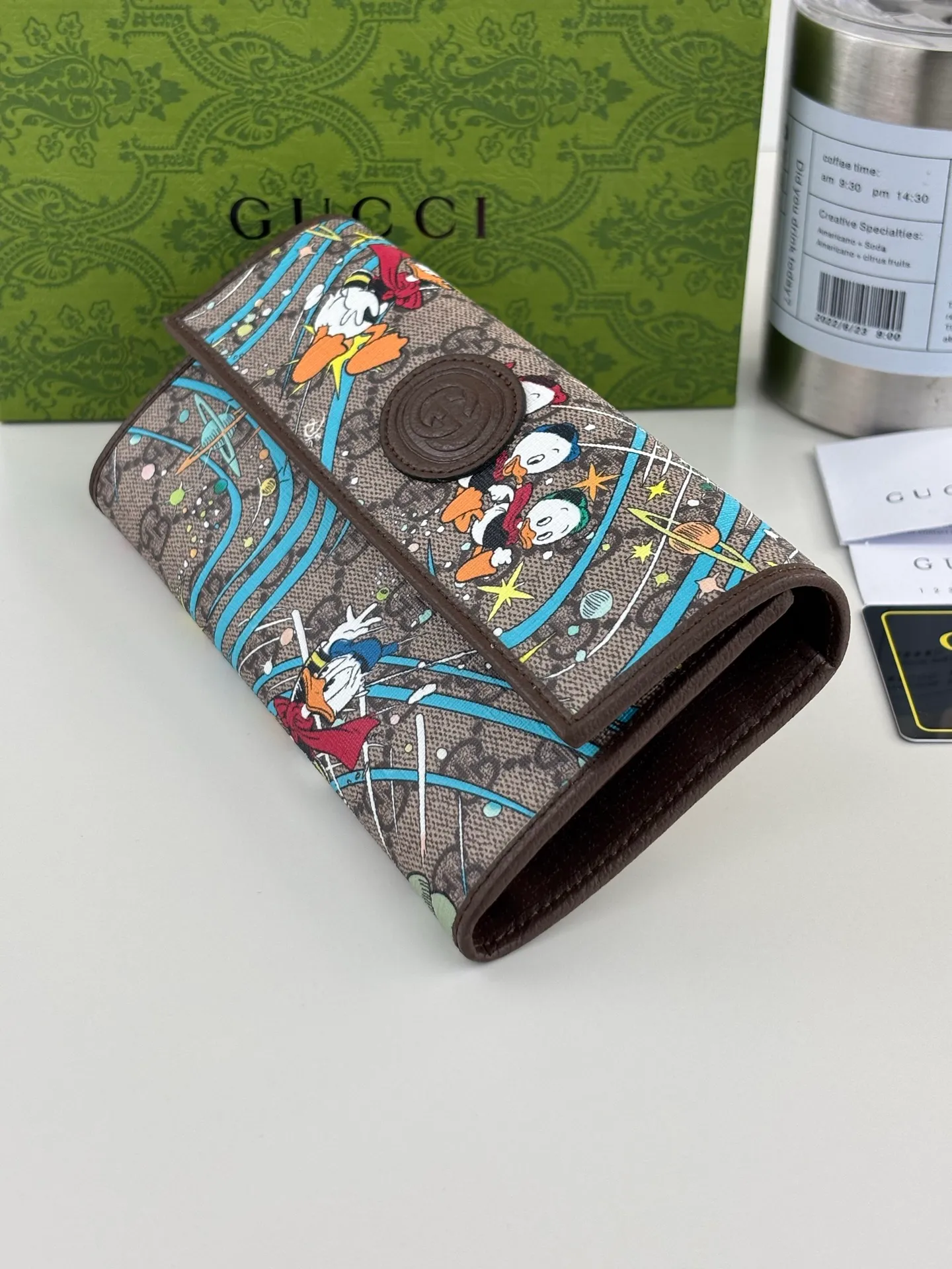 💰170 GUCCl Supreme Wallet The legendary Disney characters continue to inject rich inspiration into the brand's aesthetic concept. The simple and slender wallet features the images of Donald Duck's three little nephews, Huey Dewey and Louie. Style number: 647828 Size: 19cm x 10cm x 3.5cm Color: Brown