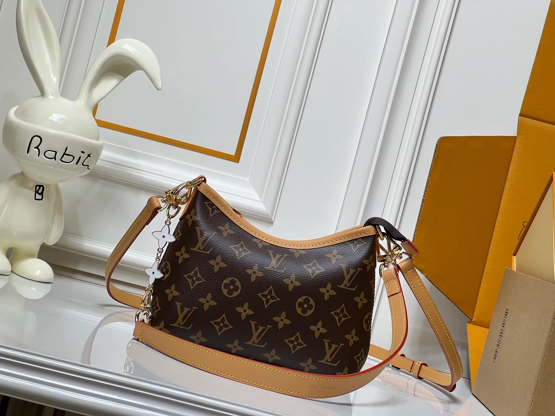 Batch 260💰Upgraded from the original M13689 small size. This Speedy Bandoulière handbag condenses the brand's traditional Speedy crossbody bag. It is Monogram presbyopia with fabric lining and cow leather trim. The detachable and adjustable leather shoulder strap displays the Louis Vuit signature, and the rolled leather handle adds a carrying option. Dimensions: 20.5 x 17 x 8 cm (length x height x width)