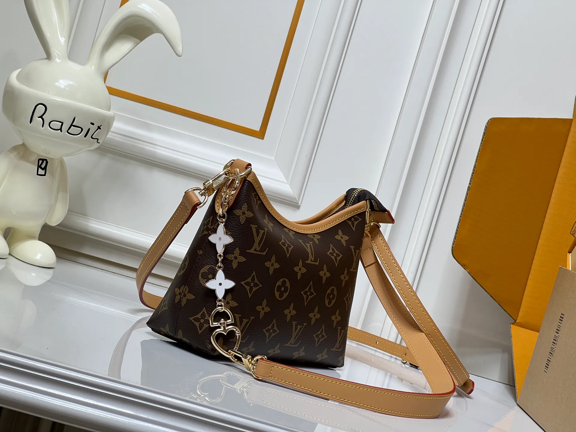 Batch 260💰Upgraded from the original M13689 small size. This Speedy Bandoulière handbag condenses the brand's traditional Speedy crossbody bag. It is Monogram presbyopia with fabric lining and cow leather trim. The detachable and adjustable leather shoulder strap displays the Louis Vuit signature, and the rolled leather handle adds a carrying option. Dimensions: 20.5 x 17 x 8 cm (length x height x width)