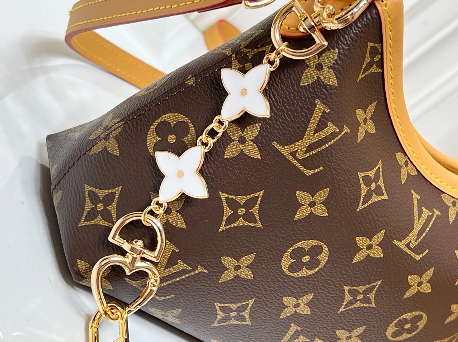 Batch 260💰Upgraded from the original M13689 small size. This Speedy Bandoulière handbag condenses the brand's traditional Speedy crossbody bag. It is Monogram presbyopia with fabric lining and cow leather trim. The detachable and adjustable leather shoulder strap displays the Louis Vuit signature, and the rolled leather handle adds a carrying option. Dimensions: 20.5 x 17 x 8 cm (length x height x width)