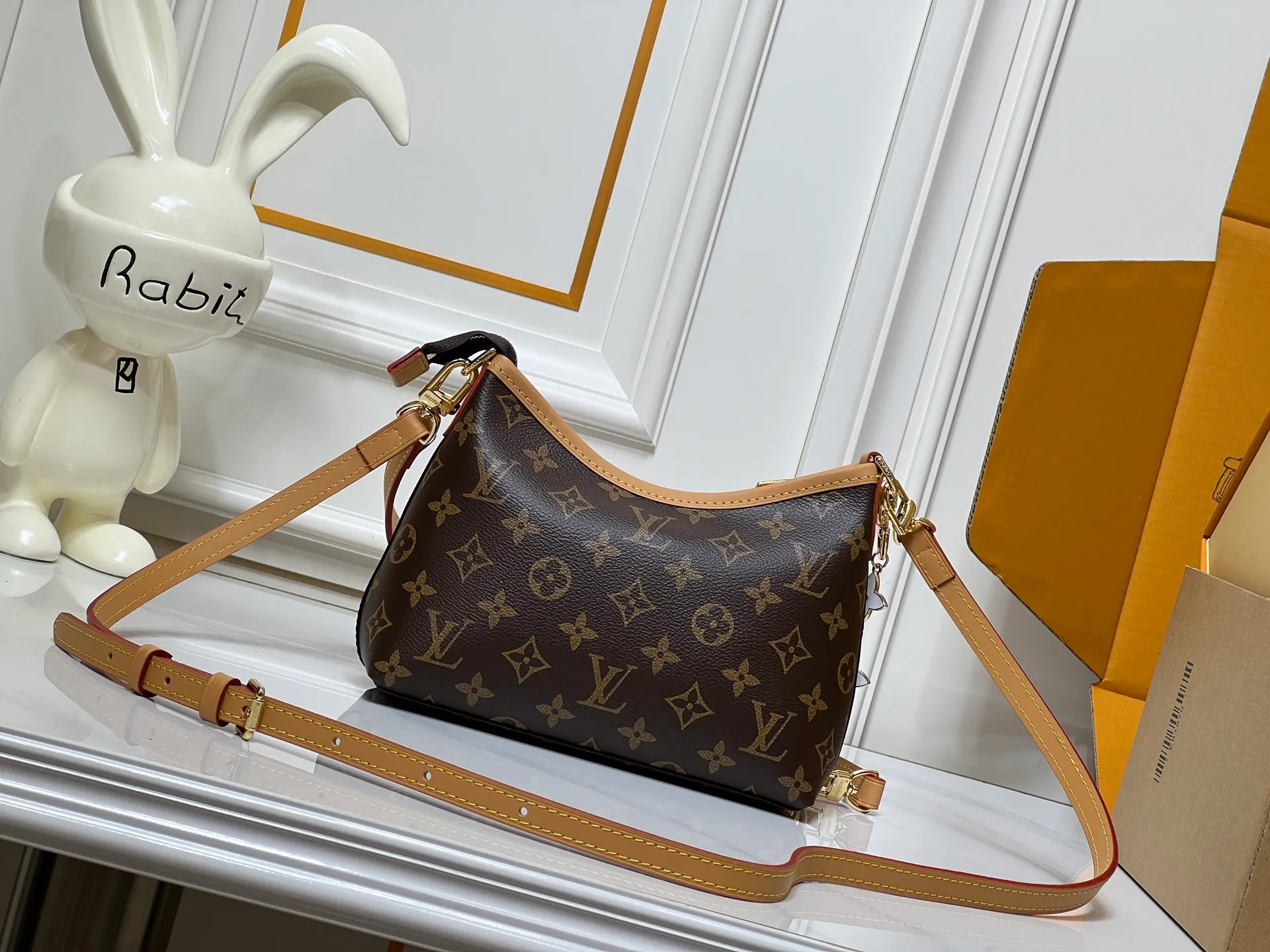Batch 260💰Upgraded from the original M13689 small size. This Speedy Bandoulière handbag condenses the brand's traditional Speedy crossbody bag. It is Monogram presbyopia with fabric lining and cow leather trim. The detachable and adjustable leather shoulder strap displays the Louis Vuit signature, and the rolled leather handle adds a carrying option. Dimensions: 20.5 x 17 x 8 cm (length x height x width)