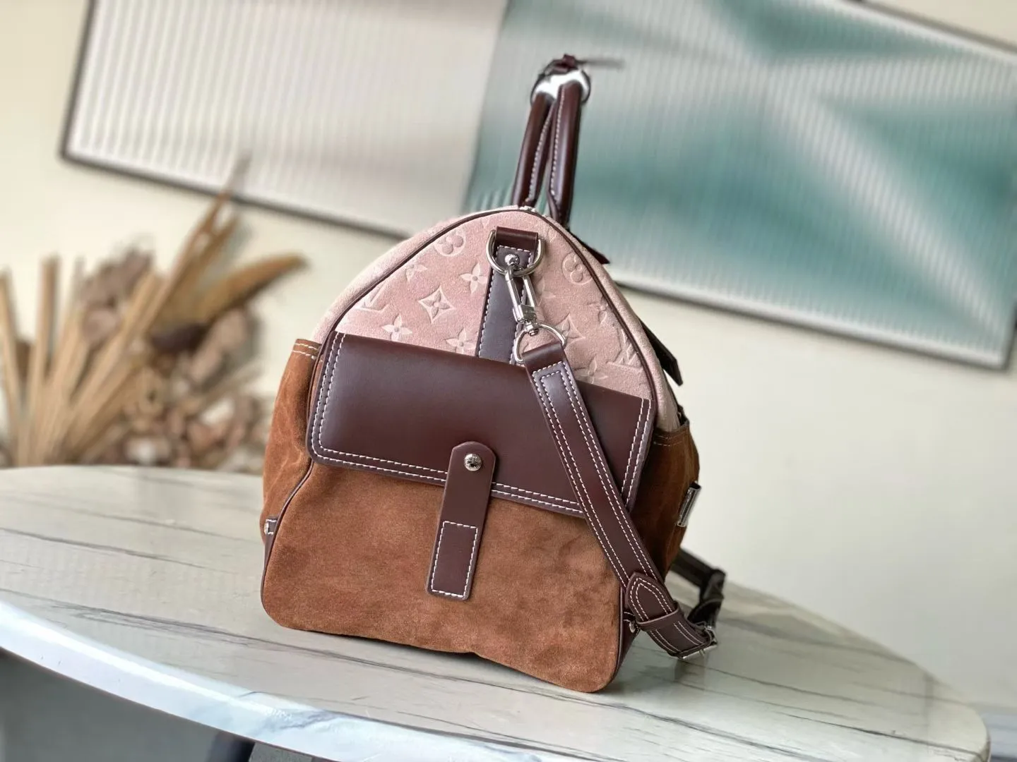 💰1760 (top layer leather) top original order M26127 Pharrell Williams and designer Nigo were inspired by the Japanese workwear trend to reinterpret the Keepall Bandouliere 50 travel bag with bold brushstrokes and an industrial perspective. Monogram suede leather creates a classic shape, while the carabiner hook and delicate metal nameplate highlight the functionalist aesthetic. Dimensions: 50 × 29 × 23 cm