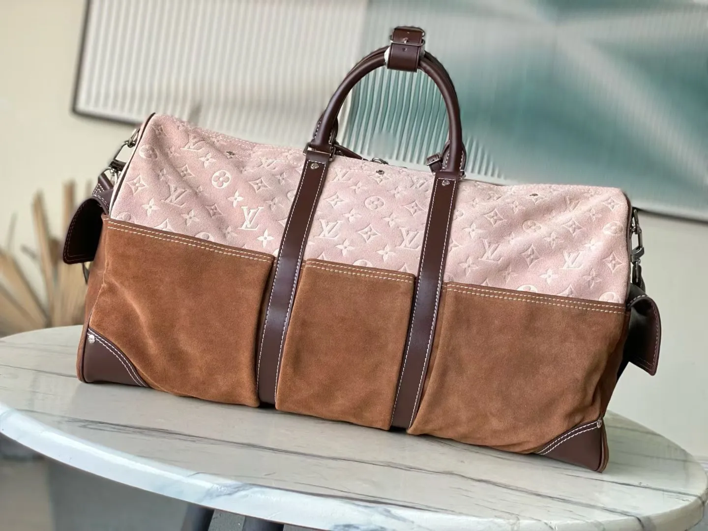 💰1760 (top layer leather) top original order M26127 Pharrell Williams and designer Nigo were inspired by the Japanese workwear trend to reinterpret the Keepall Bandouliere 50 travel bag with bold brushstrokes and an industrial perspective. Monogram suede leather creates a classic shape, while the carabiner hook and delicate metal nameplate highlight the functionalist aesthetic. Dimensions: 50 × 29 × 23 cm