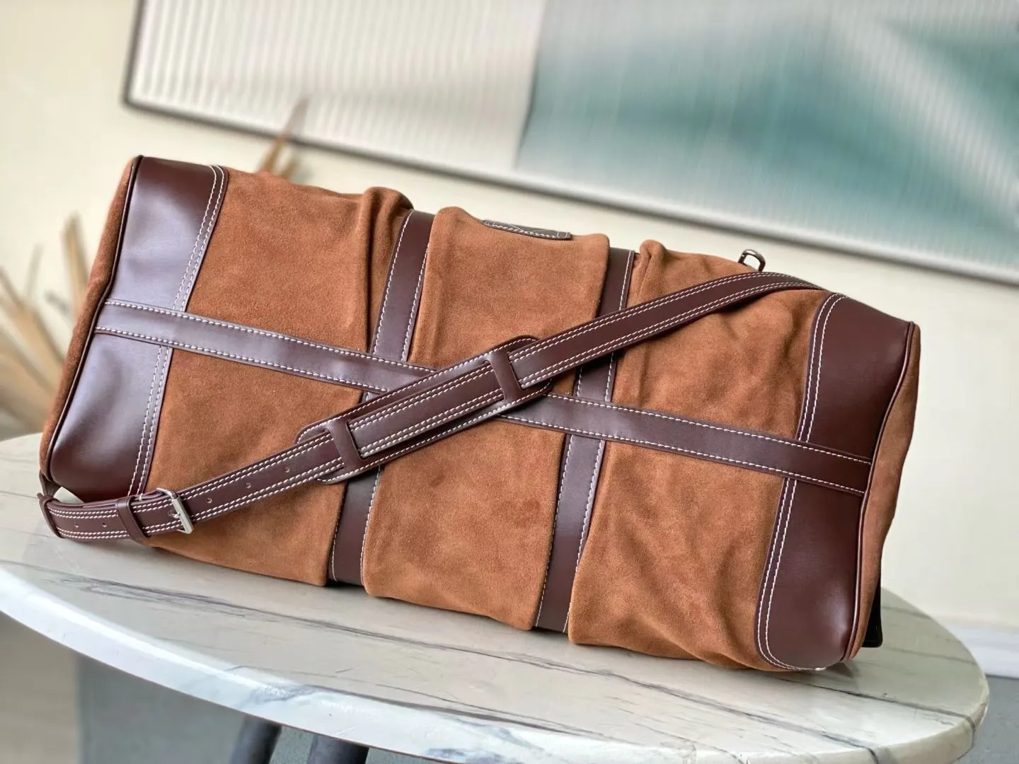 💰1760 (top layer leather) top original order M26127 Pharrell Williams and designer Nigo were inspired by the Japanese workwear trend to reinterpret the Keepall Bandouliere 50 travel bag with bold brushstrokes and an industrial perspective. Monogram suede leather creates a classic shape, while the carabiner hook and delicate metal nameplate highlight the functionalist aesthetic. Dimensions: 50 × 29 × 23 cm