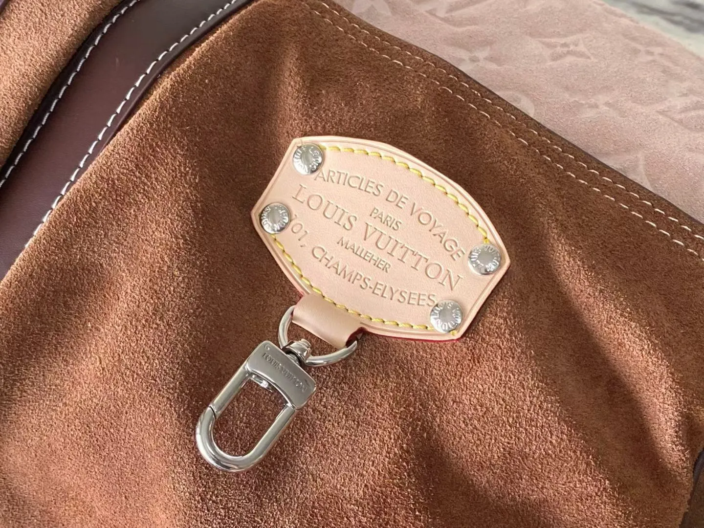 💰1760 (top layer leather) top original order M26127 Pharrell Williams and designer Nigo were inspired by the Japanese workwear trend to reinterpret the Keepall Bandouliere 50 travel bag with bold brushstrokes and an industrial perspective. Monogram suede leather creates a classic shape, while the carabiner hook and delicate metal nameplate highlight the functionalist aesthetic. Dimensions: 50 × 29 × 23 cm