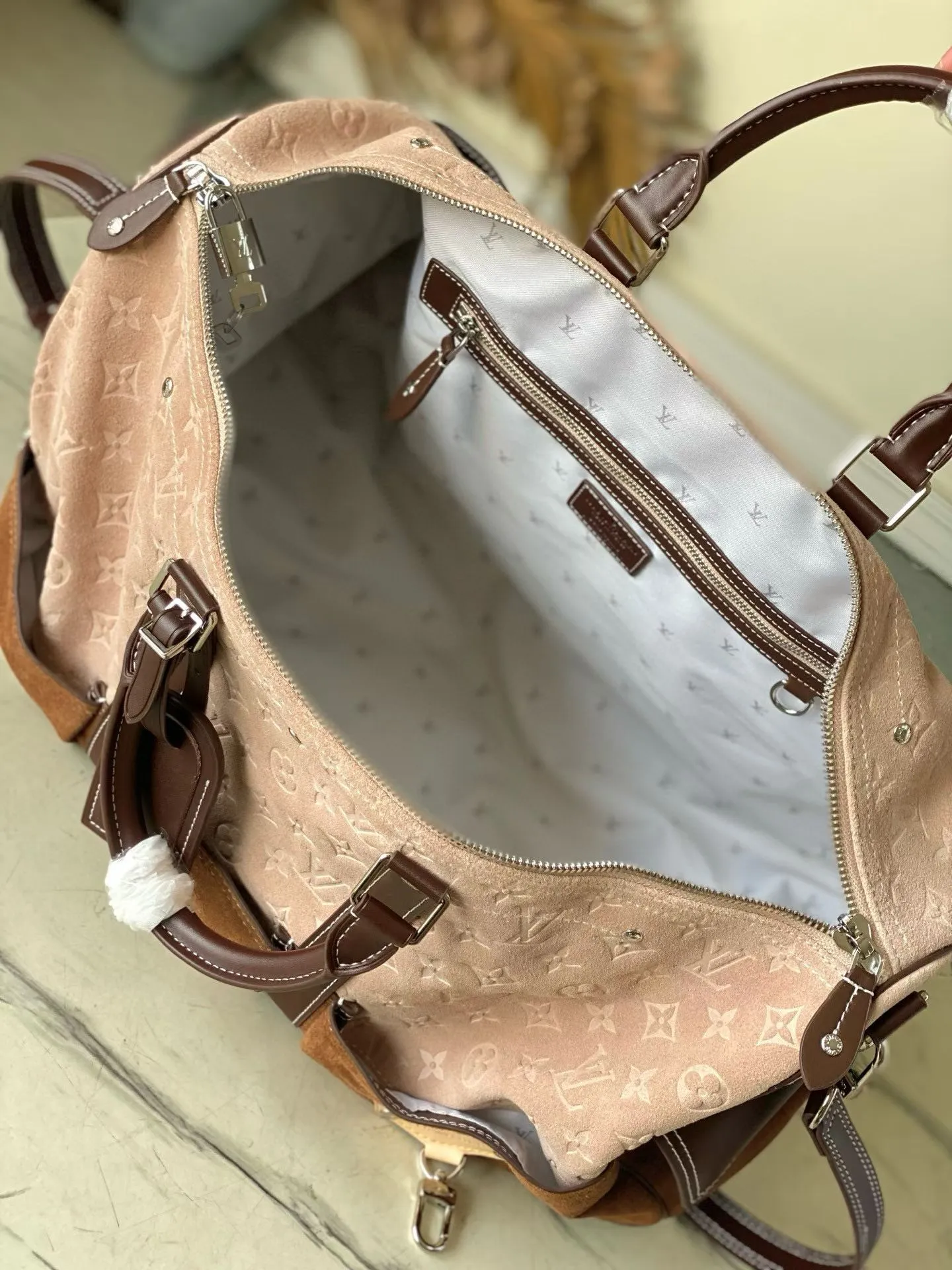 💰1760 (top layer leather) top original order M26127 Pharrell Williams and designer Nigo were inspired by the Japanese workwear trend to reinterpret the Keepall Bandouliere 50 travel bag with bold brushstrokes and an industrial perspective. Monogram suede leather creates a classic shape, while the carabiner hook and delicate metal nameplate highlight the functionalist aesthetic. Dimensions: 50 × 29 × 23 cm