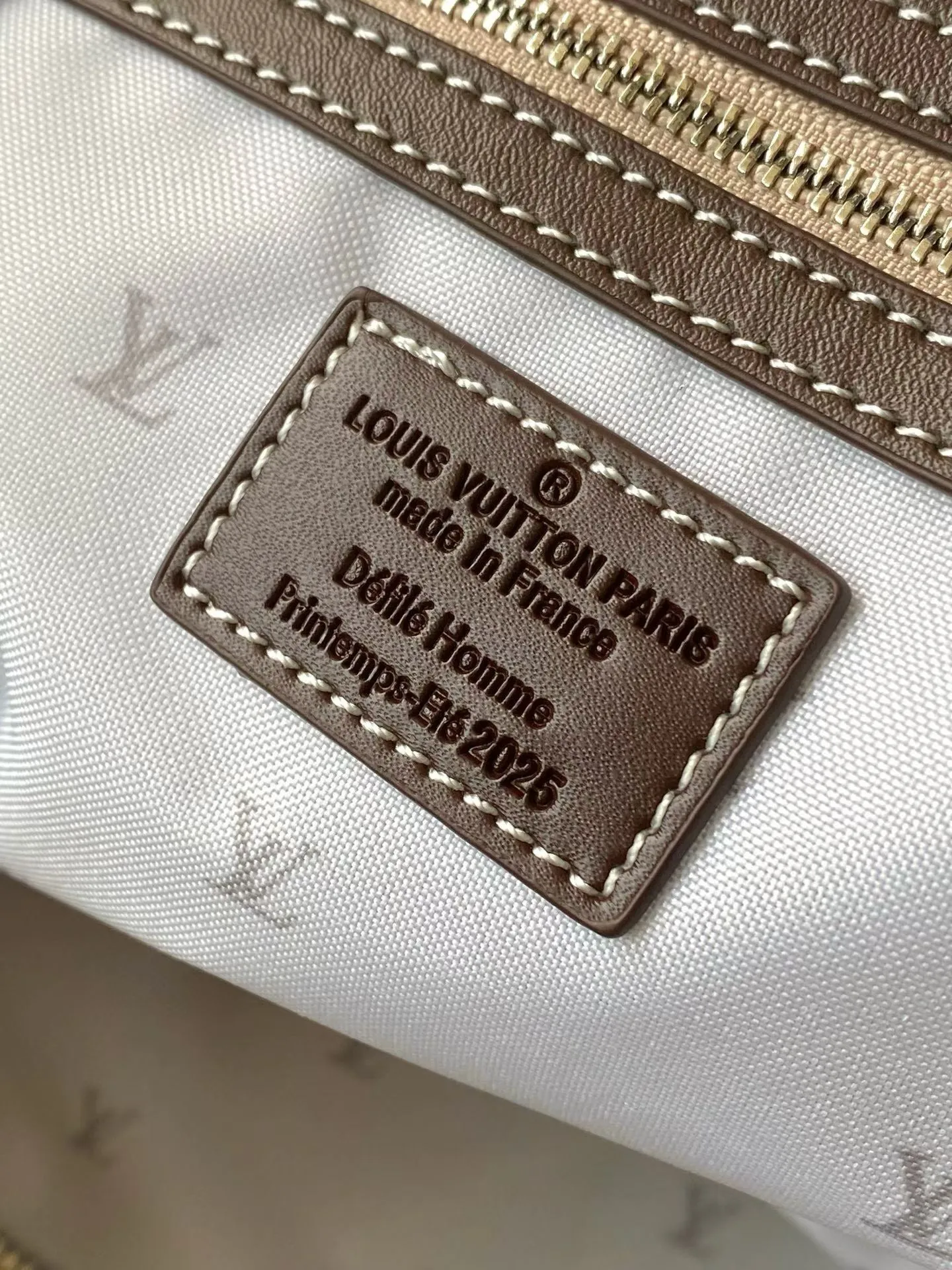 💰1760 (top layer leather) top original order M26127 Pharrell Williams and designer Nigo were inspired by the Japanese workwear trend to reinterpret the Keepall Bandouliere 50 travel bag with bold brushstrokes and an industrial perspective. Monogram suede leather creates a classic shape, while the carabiner hook and delicate metal nameplate highlight the functionalist aesthetic. Dimensions: 50 × 29 × 23 cm