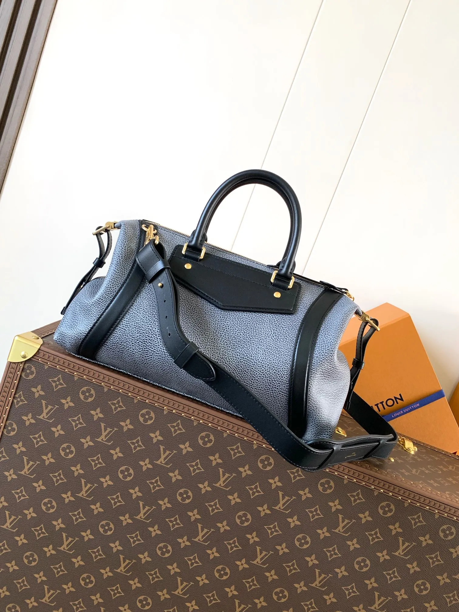 💰1500 (first layer leather medium size) top original order, transcoding chip black M14623 mini M14514 small size M14700 medium size dark gray M14702 medium size light gray M14721 small size This Nano LV Rider handbag comes from the 2025 spring and summer series, incorporating pixelated grain sheep leather with smooth cow leather elements, and then LV Circle The logo is finished with a sophisticated patch. The foldable configuration makes it easy to store in a suitcase, and the modern design adds a rock-n-roll edge to any look.  Mini 10 x 10 x 23 cm Small 12 × 12 × 30 cm Medium 15 × 15 × 38 cm (H x W x L) Sheep leather Cow leather trim Textile lining Metal hardware Zipper closure Side slip straps Internal pocket Holds a 6.7-inch smartphone, Romy card holder and lipstick Shoulder strap: removable, adjustable Strap half-length: 30.0 cm Bag strap half length adjustable to: 45.0 cm Handle: double handle