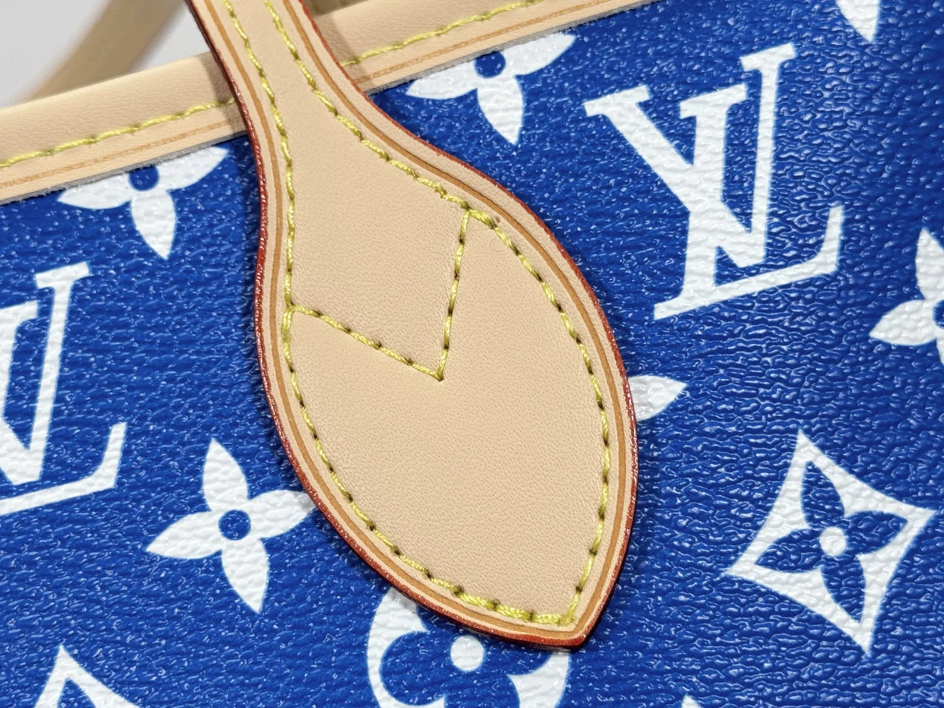 P280 Upgraded Original M40995 The legendary Neverfull bag always meets your every handbag need. It has a large capacity but is not bulky. It is stiff and soft to the touch, making it suitable for home and travel. Tighten the side ties and it instantly transforms into a stylish urban handbag. Loosen the straps and it transforms into a chic and practical handbag. The slender leather handle can be carried over the shoulder or between the arms. The model shown here is made of Damier Ebène canvas. Dimensions: 31.0 x 28.0 x 14.0 cm