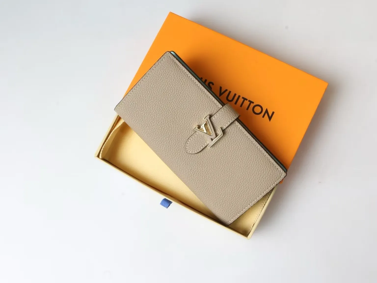 P150 M81367 M81330 LV Vertical Wallet crafted from soft grained Taurillon leather for an elegant look. The contrast-lined interior features eight card slots, a zippered coin pocket and a large "V" slot for tickets and banknotes. The unique slide buckle features the LV initials, inspired by the iconic Capucines bag. Size: 10*19*1.7cm202595