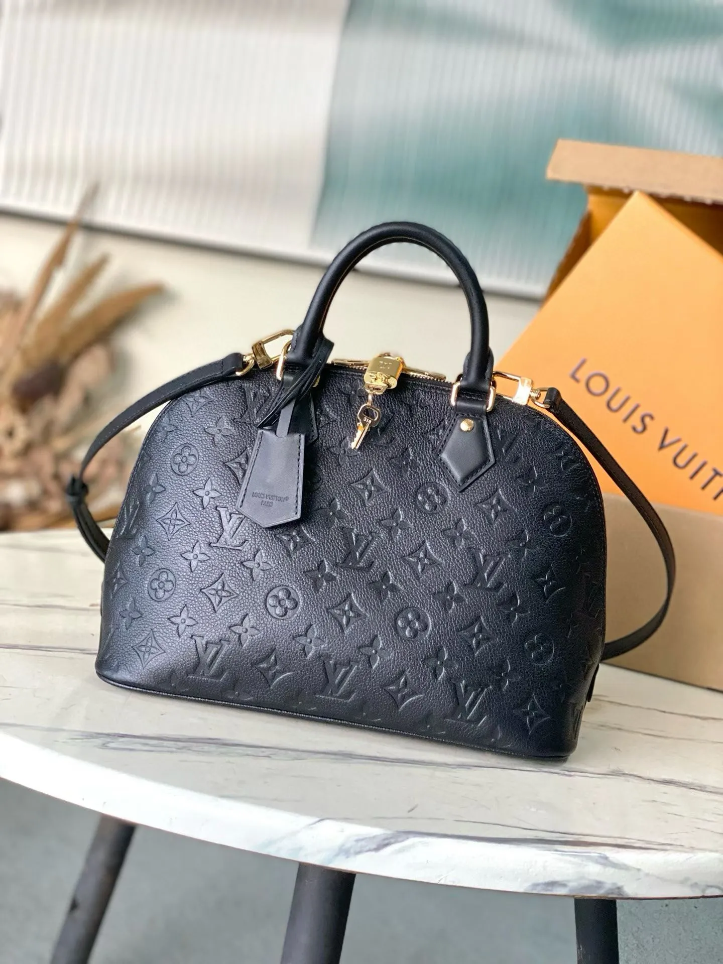 💰1180 (top layer leather) top original order M26489 This large Alma handbag uses smooth and soft Monogram Empreinte leather to interpret Parisian elegance. The crisp structure is embellished with a classic key bag and padlock, a nod to the 1934 Square handbag design. The dazzling metal parts complete the elegant style, and you can switch between various carrying methods at will. Dimensions: 30.5 × 21 × 14.5 cm