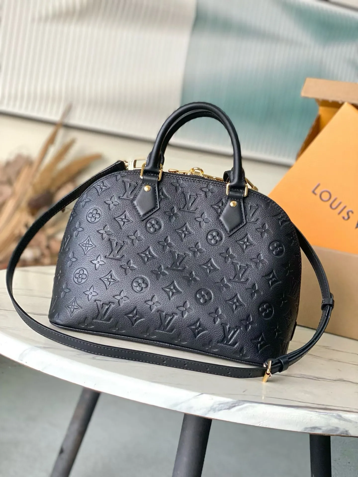 💰1180 (top layer leather) top original order M26489 This large Alma handbag uses smooth and soft Monogram Empreinte leather to interpret Parisian elegance. The crisp structure is embellished with a classic key bag and padlock, a nod to the 1934 Square handbag design. The dazzling metal parts complete the elegant style, and you can switch between various carrying methods at will. Dimensions: 30.5 × 21 × 14.5 cm