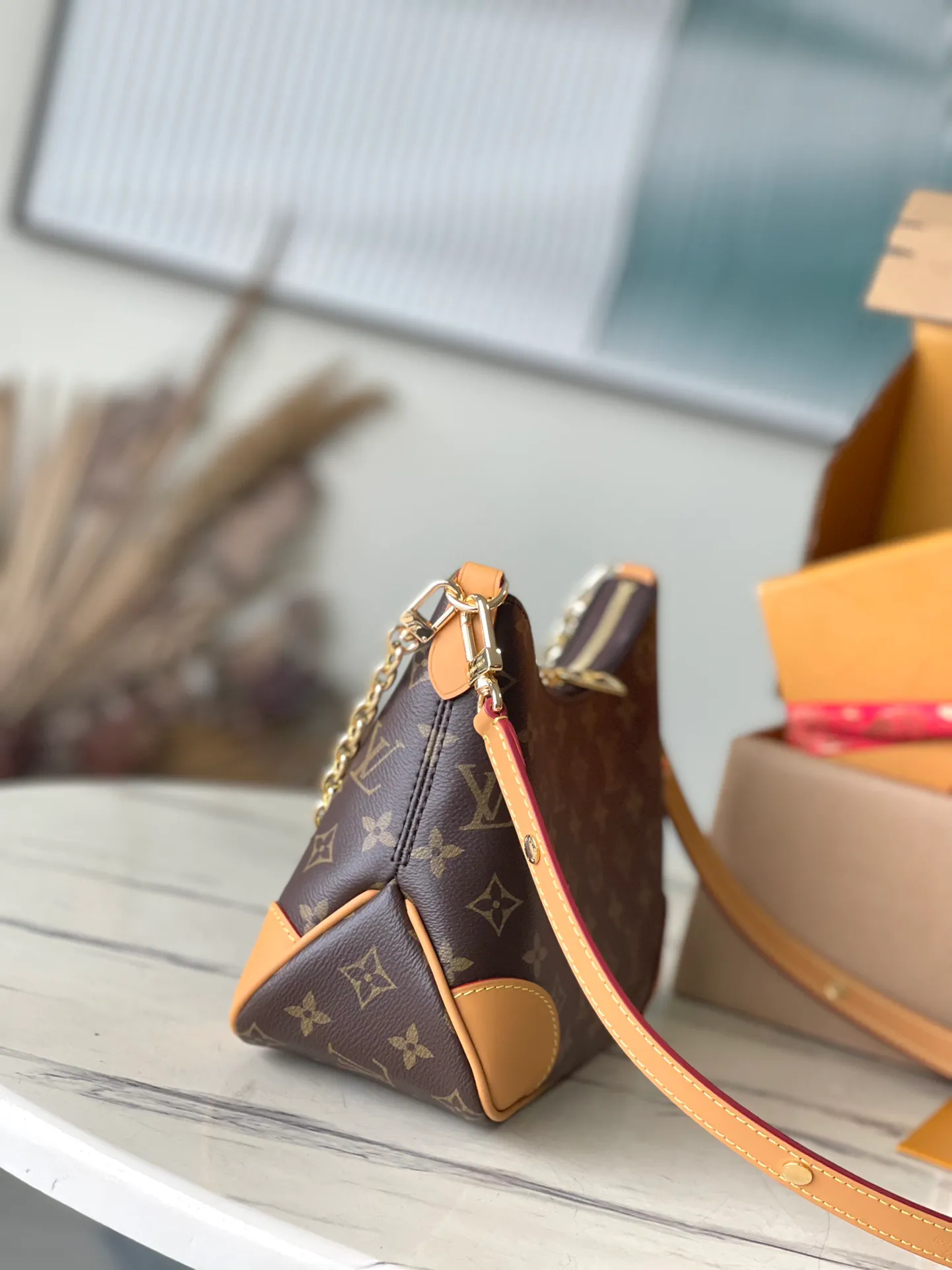 💰800 (steel chain) Top-quality original item M45832, with a full set of original packaging. It can be used as a hand carry, cross-body, armpit, etc. [Good] It presents a casual, versatile and gentle style, and there is no pressure for daily outings. It is practical and can be used with eyes closed😝 Size: 29×9.5×16cm