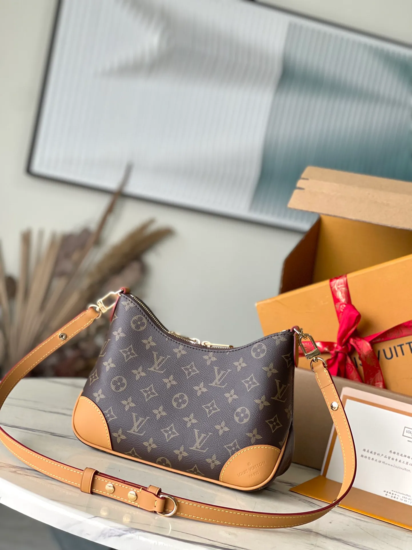 💰800 (steel chain) Top-quality original item M45832, with a full set of original packaging. It can be used as a hand carry, cross-body, armpit, etc. [Good] It presents a casual, versatile and gentle style, and there is no pressure for daily outings. It is practical and can be used with eyes closed😝 Size: 29×9.5×16cm