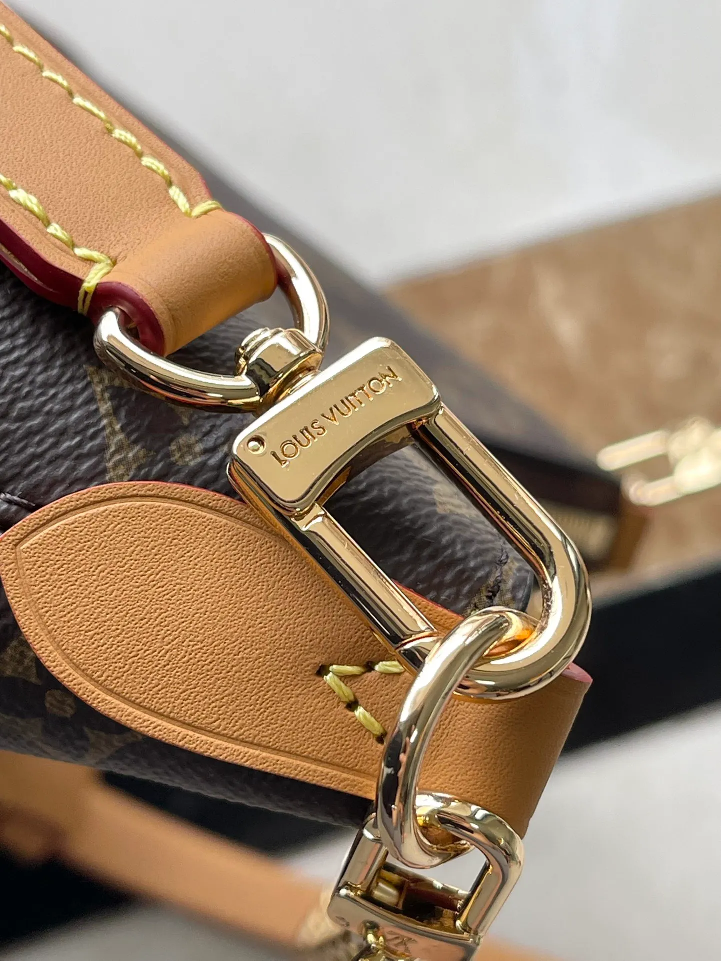 💰800 (steel chain) Top-quality original item M45832, with a full set of original packaging. It can be used as a hand carry, cross-body, armpit, etc. [Good] It presents a casual, versatile and gentle style, and there is no pressure for daily outings. It is practical and can be used with eyes closed😝 Size: 29×9.5×16cm